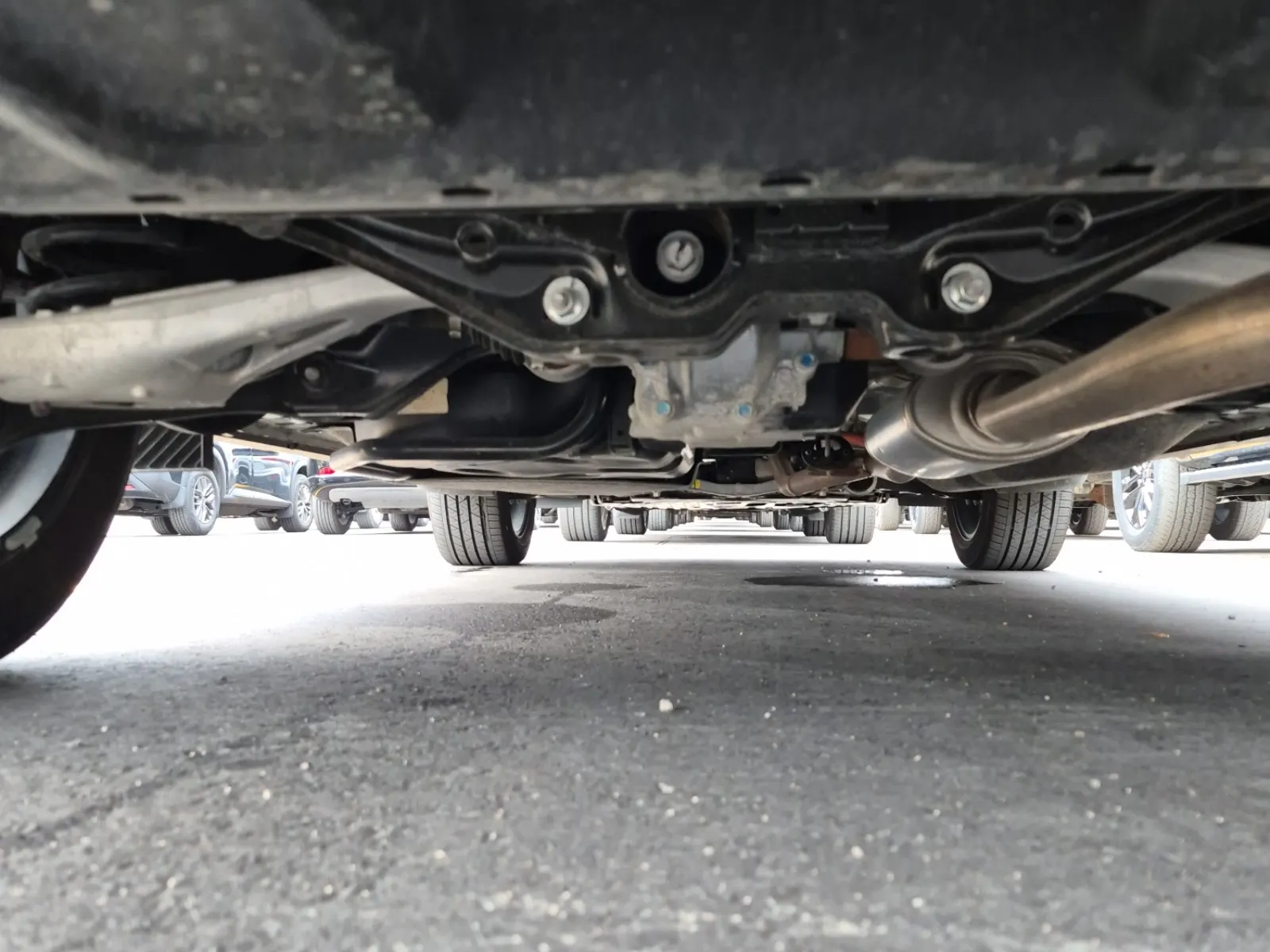 Undercarriage - Rear Photo