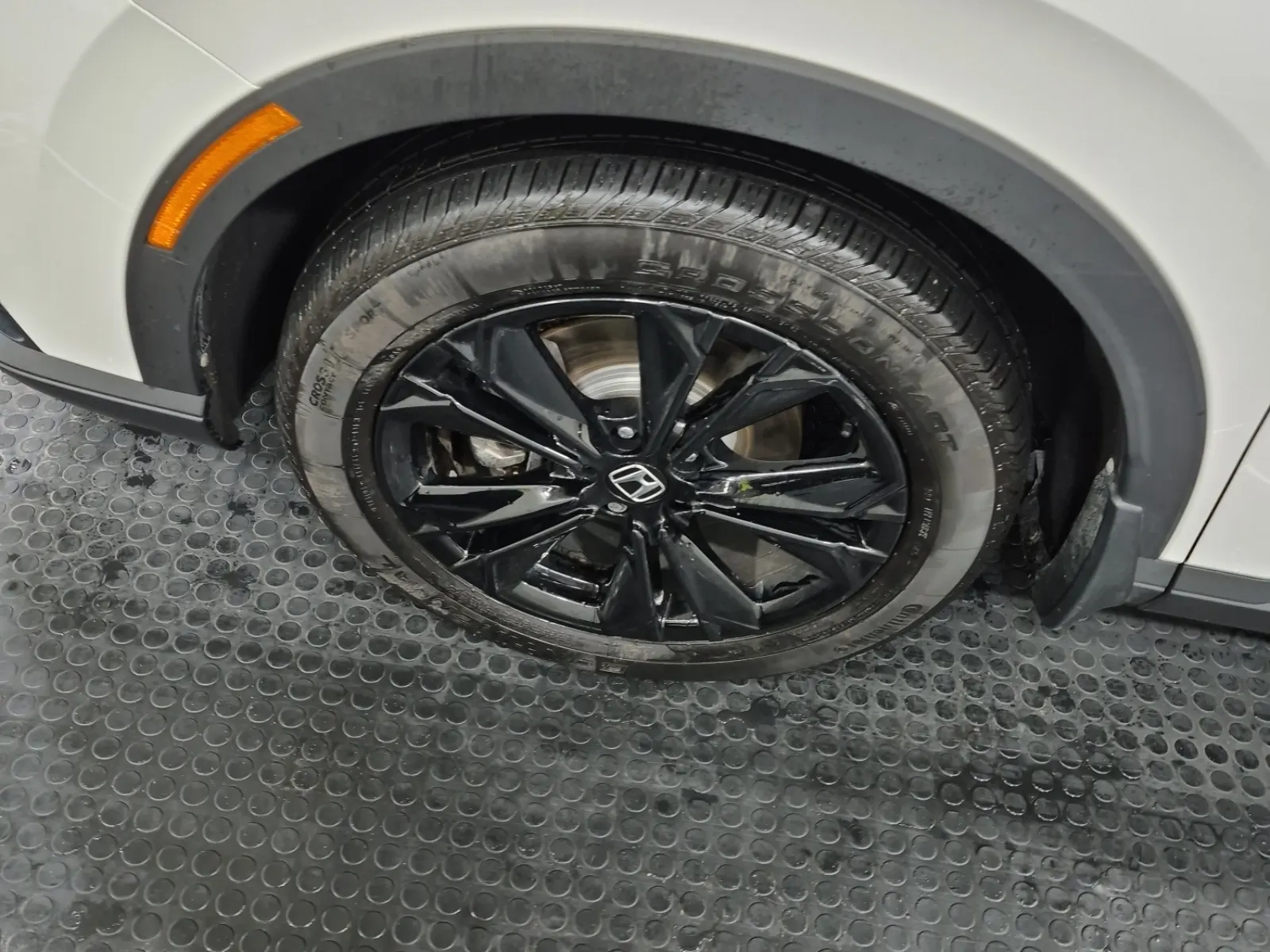Front driver wheel/tire photo