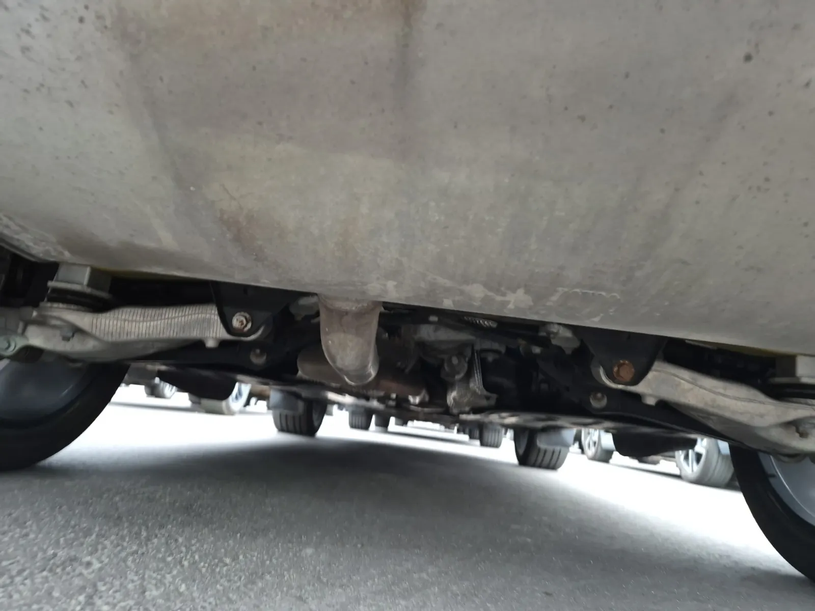 Undercarriage - Rear Photo