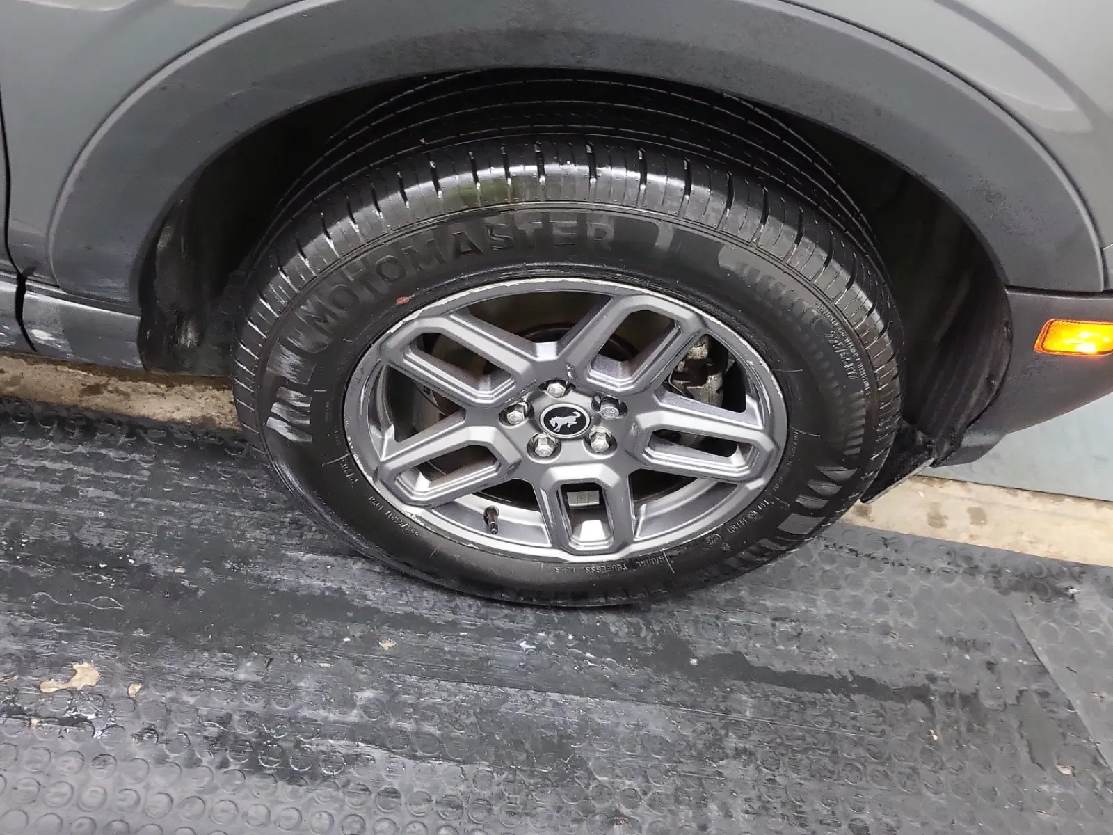 Right Front Wheel/Tire Photo