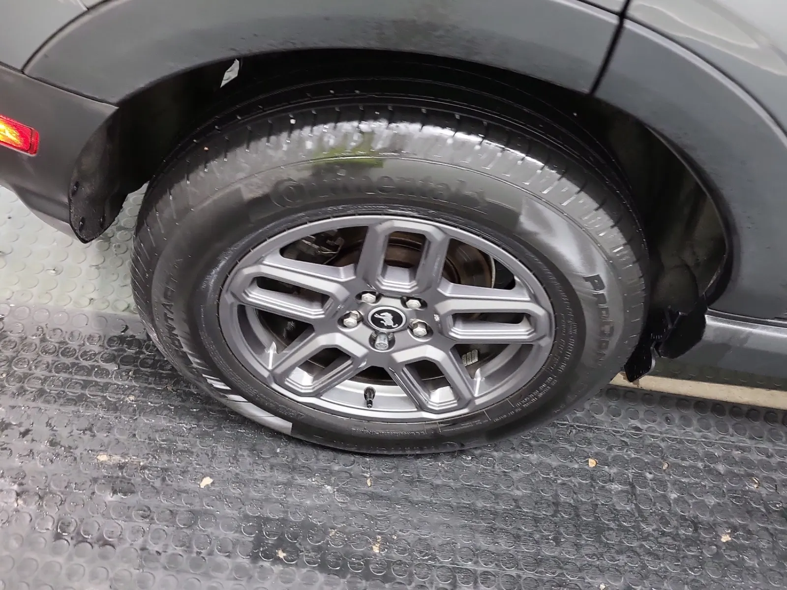 Right Rear Wheel/Tire Photo