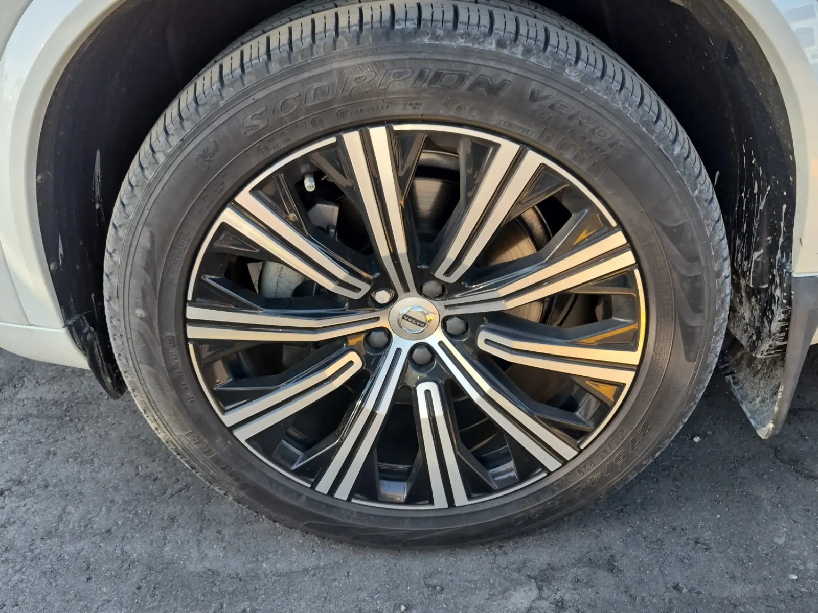 Front driver wheel/tire photo