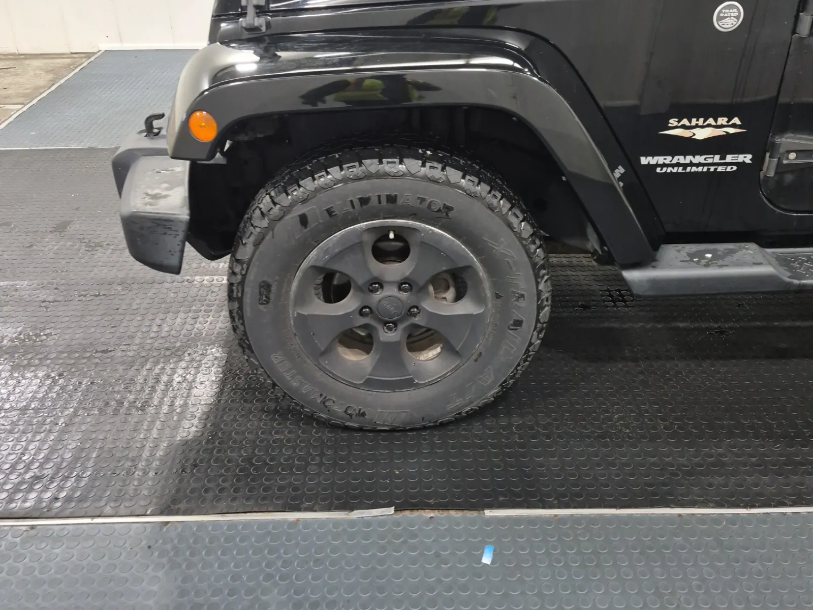 Front driver wheel/tire photo