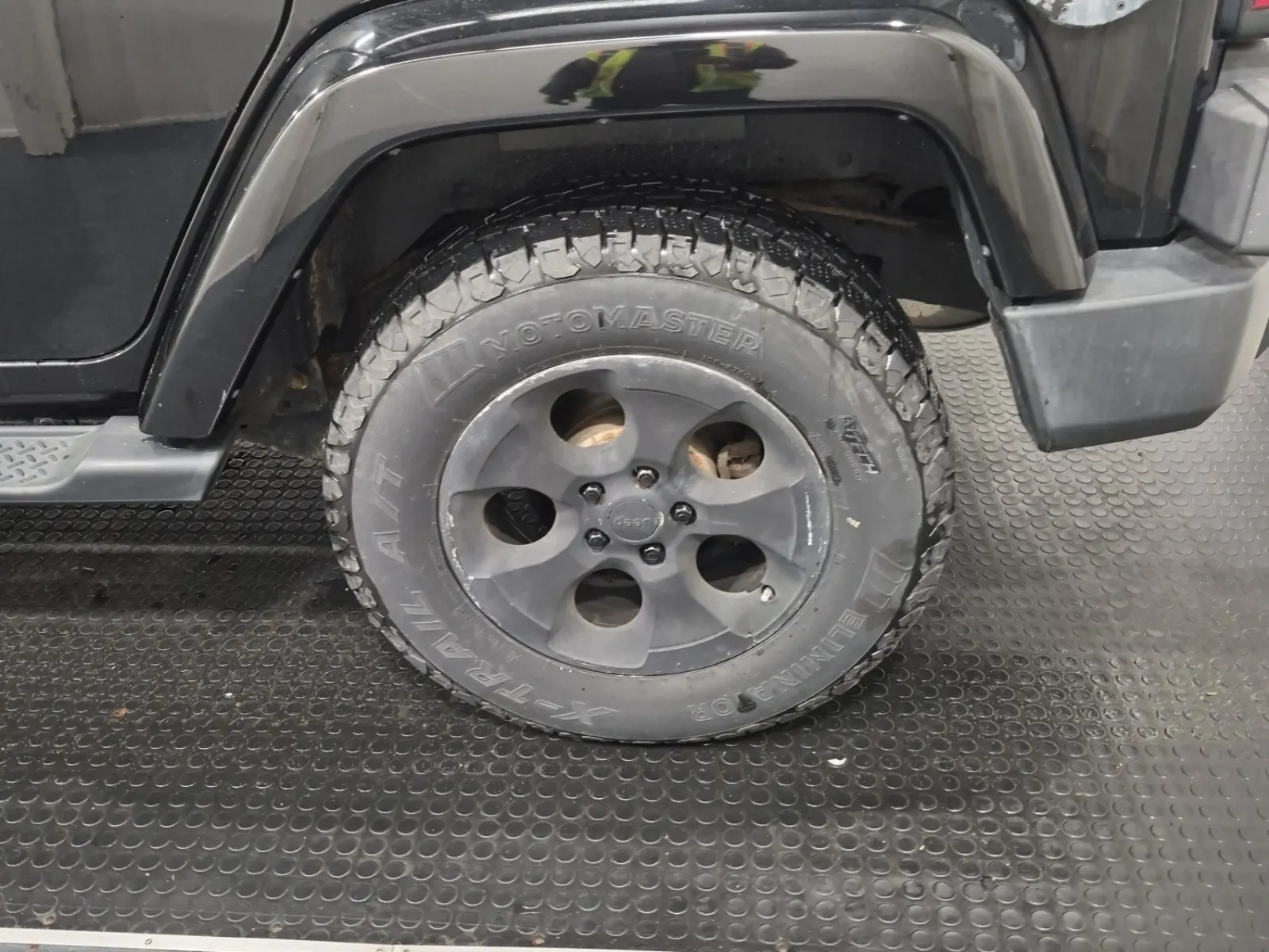 Left Rear Wheel/Tire Photo