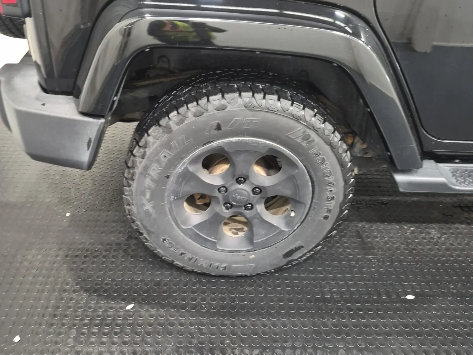 Right Rear Wheel/Tire Photo