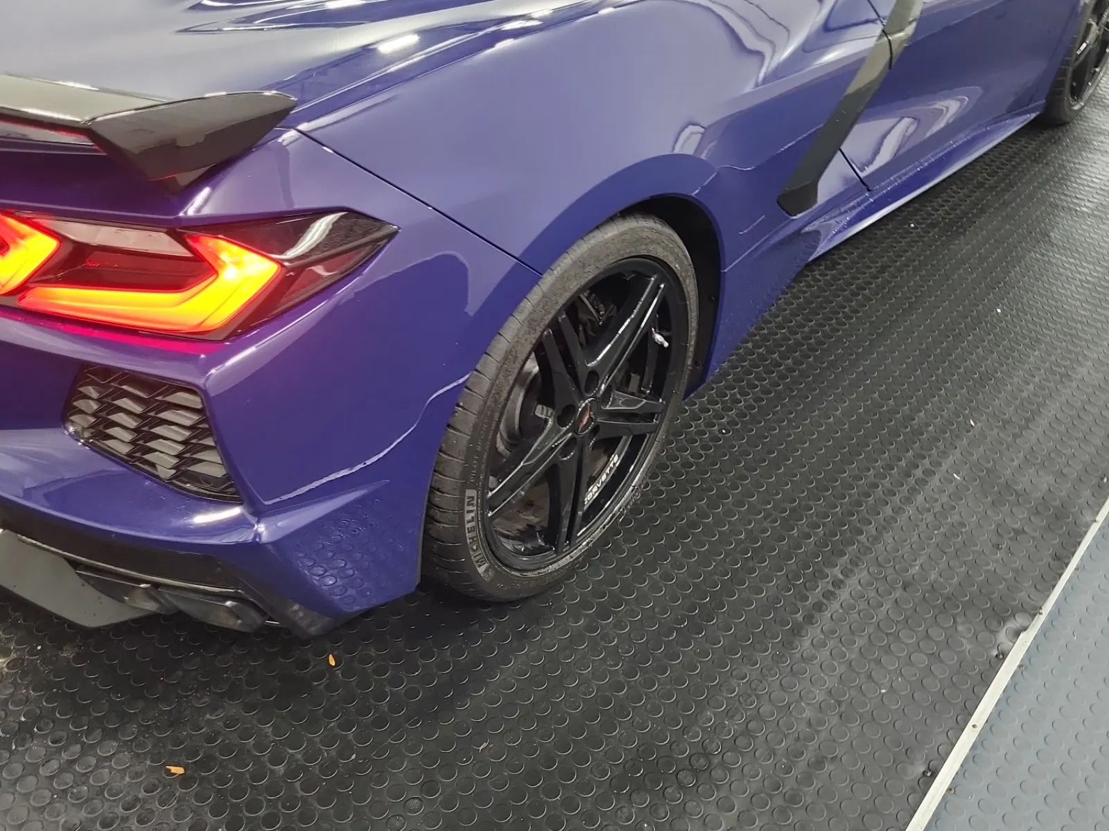 Right Rear Wheel/Tire Photo