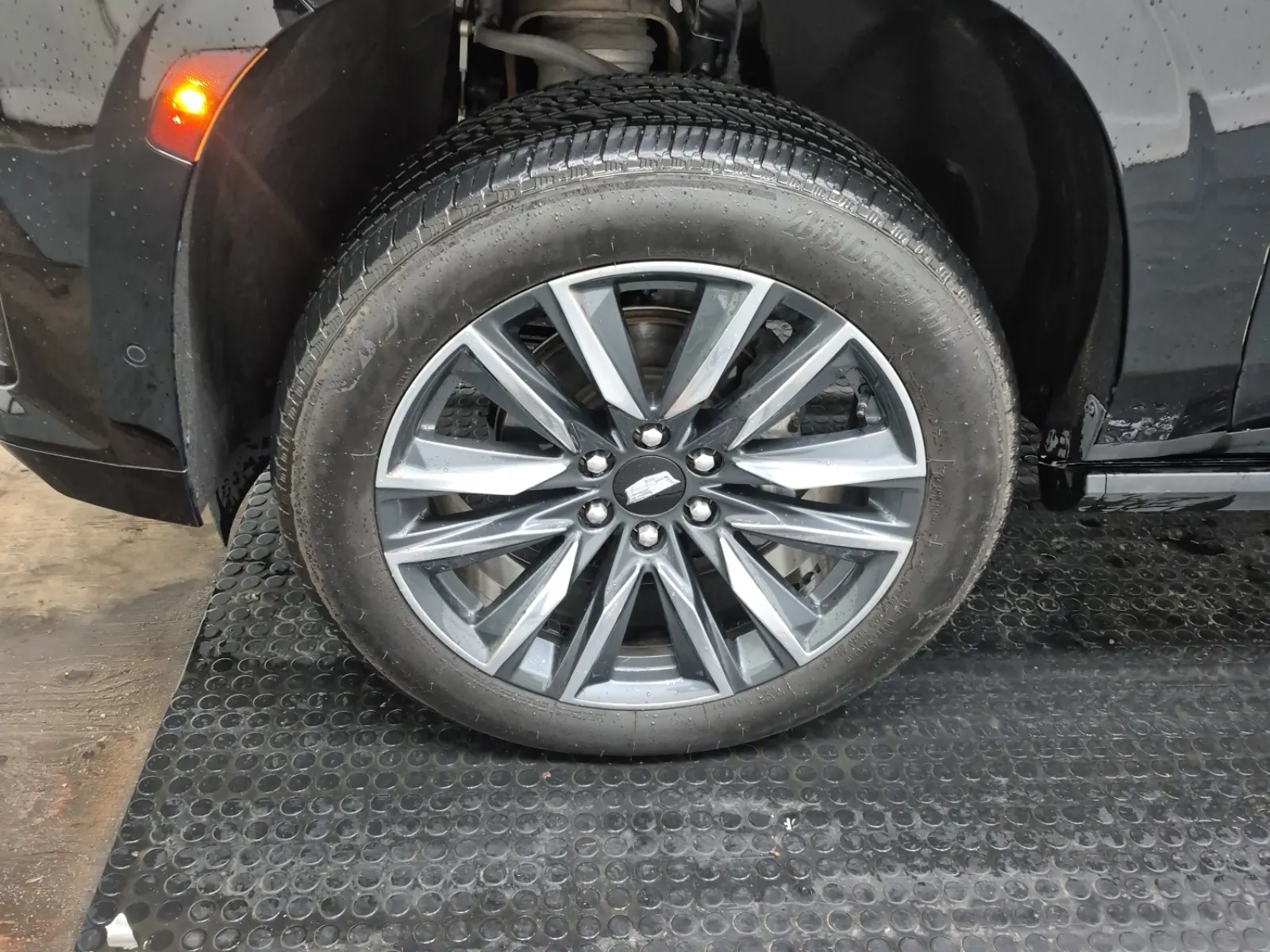 Front driver wheel/tire photo