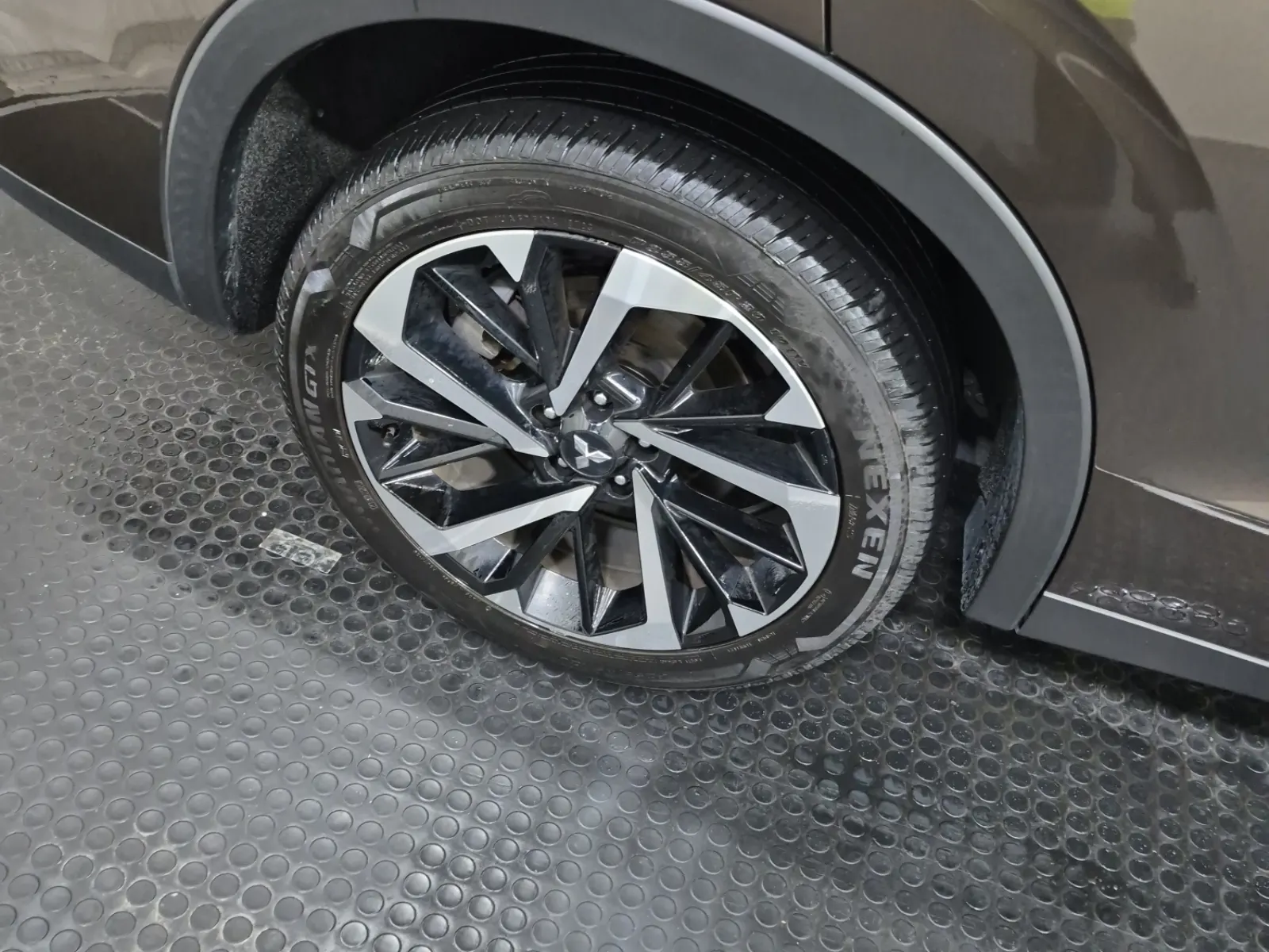 Right Rear Wheel/Tire Photo
