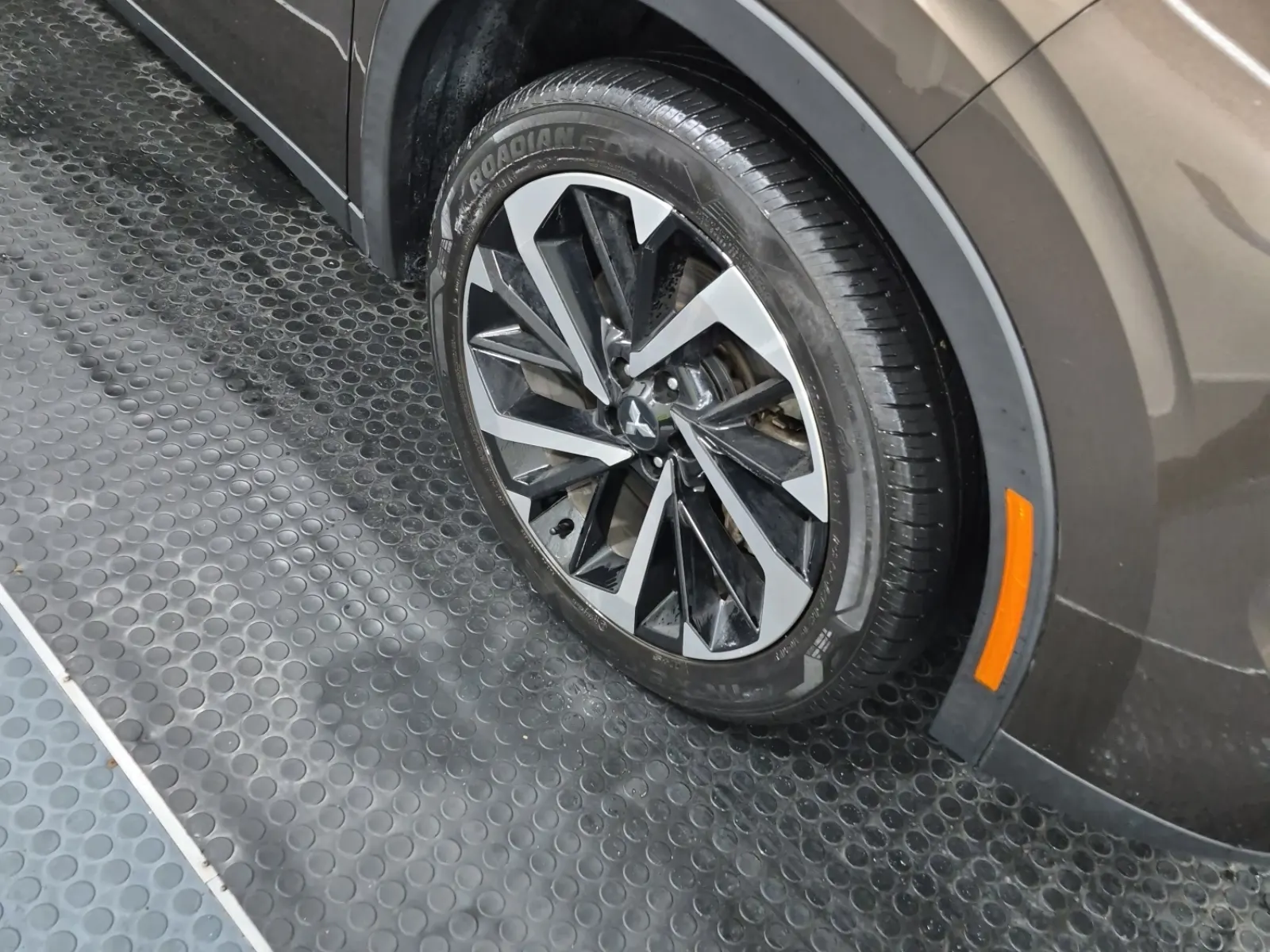 Right Front Wheel/Tire Photo
