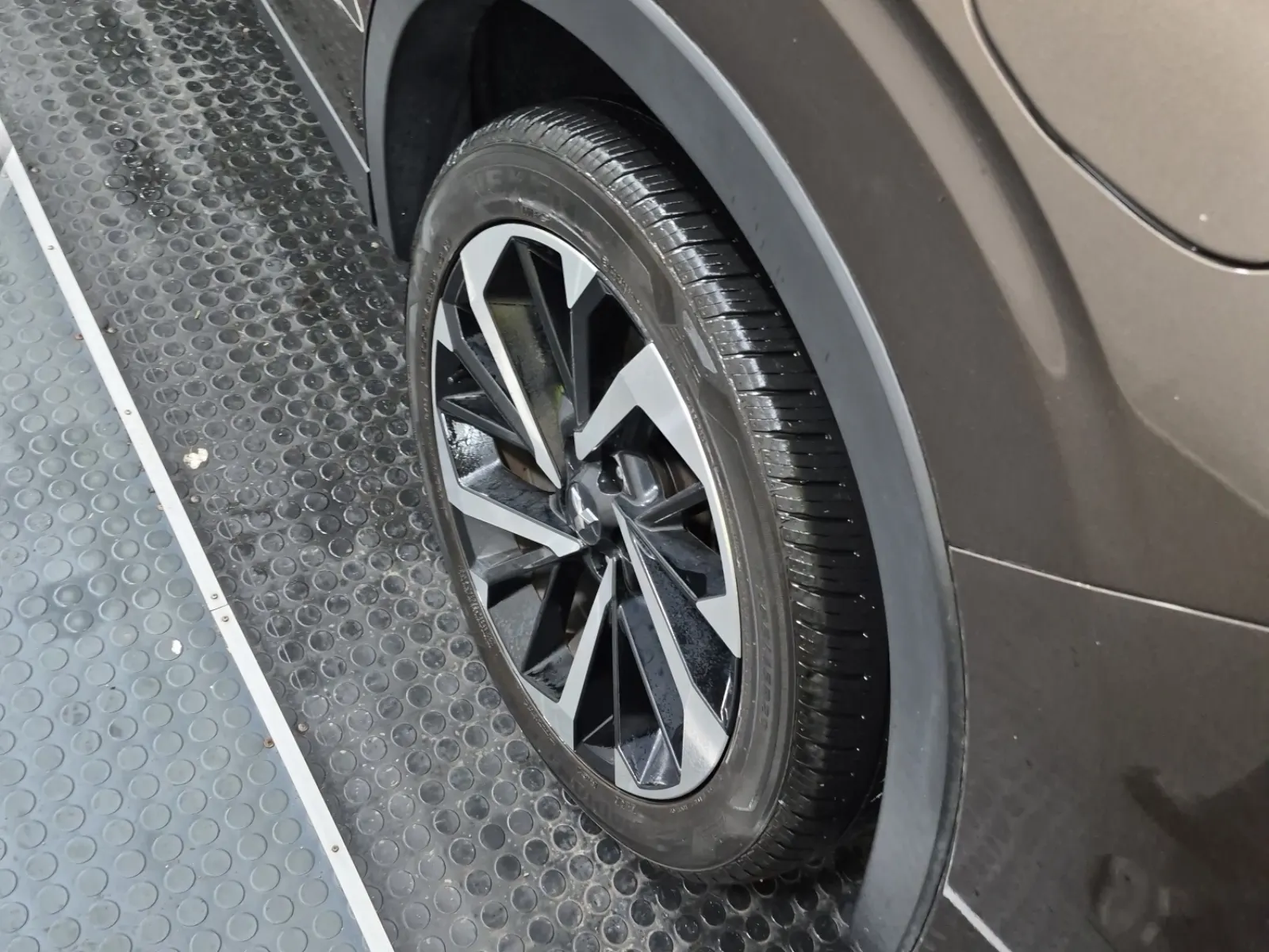 Left Rear Wheel/Tire Photo