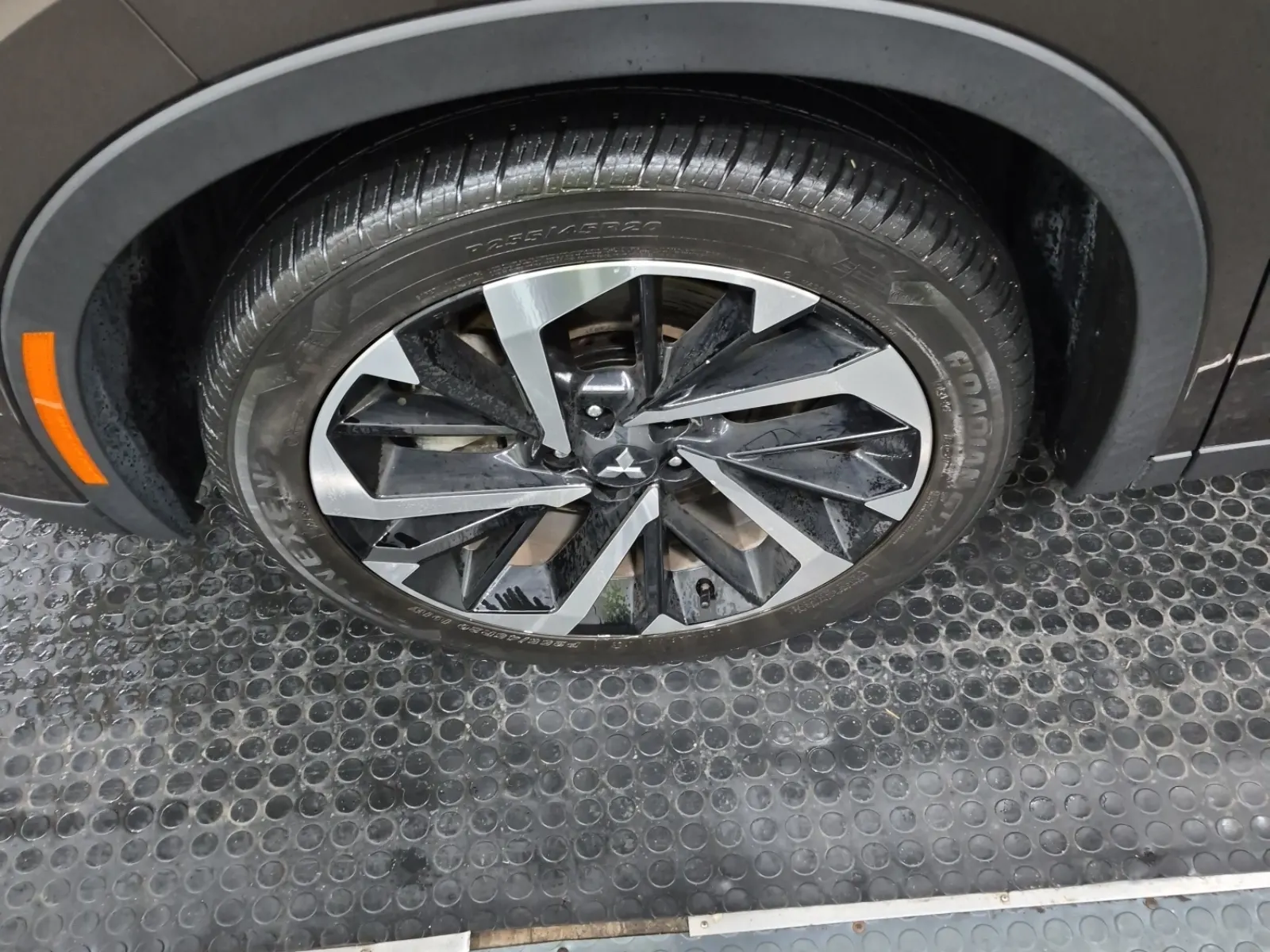 Front driver wheel/tire photo