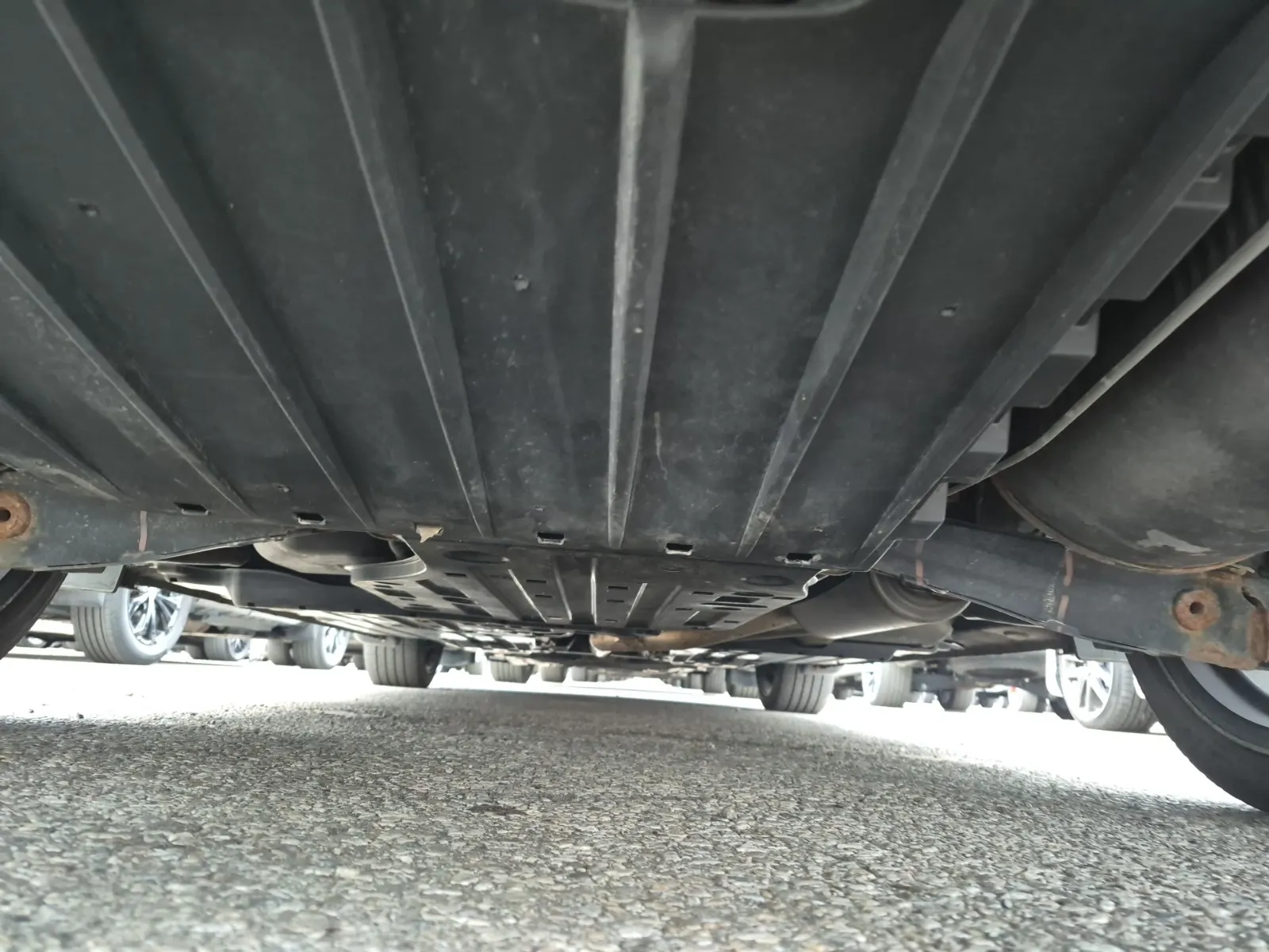 Undercarriage - Rear Photo