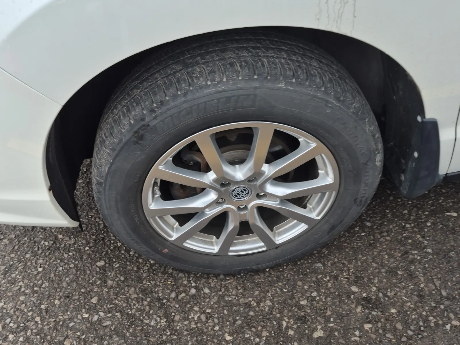Front driver wheel/tire photo