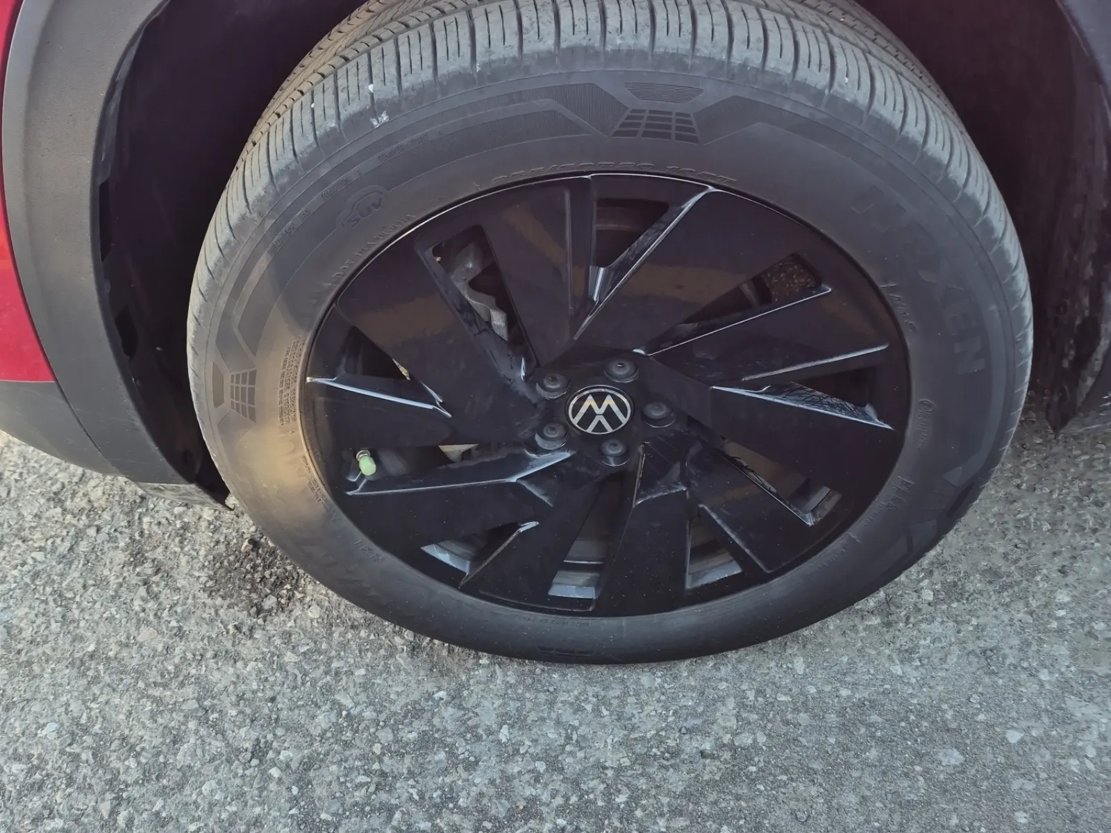 Front driver wheel/tire photo