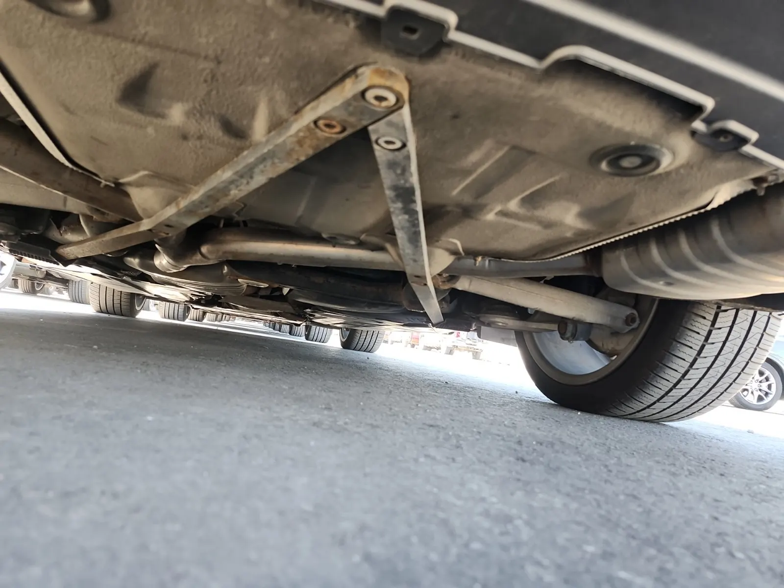 Undercarriage - Rear Photo
