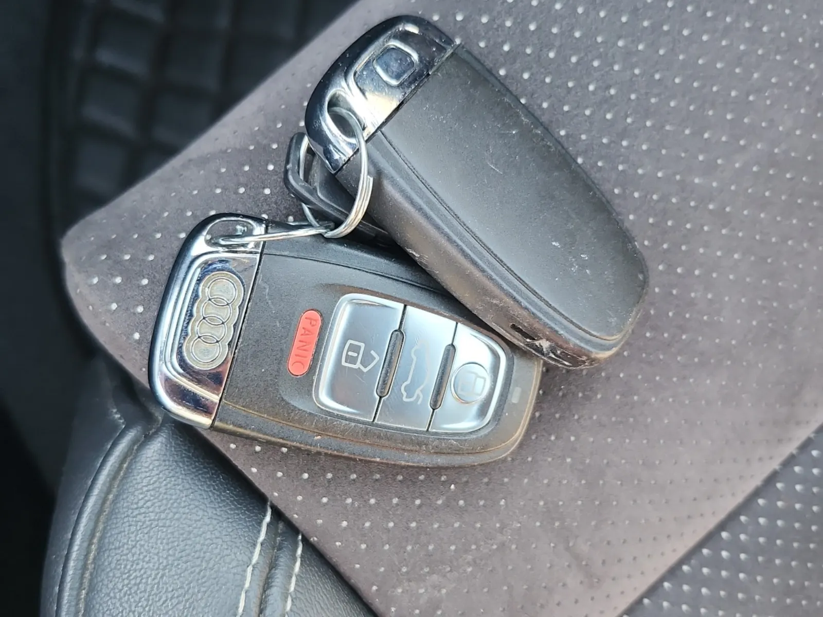 Keys/Fobs/Manual Photo