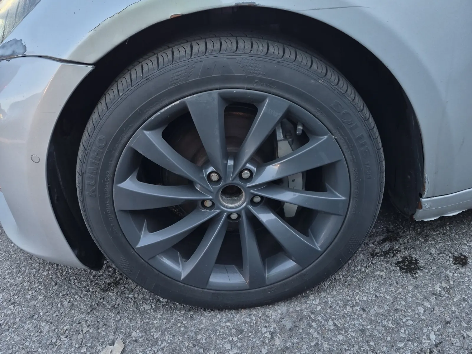 Front driver wheel/tire photo
