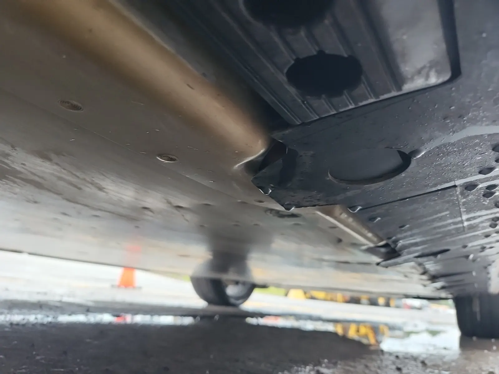 Undercarriage - Passenger Photo