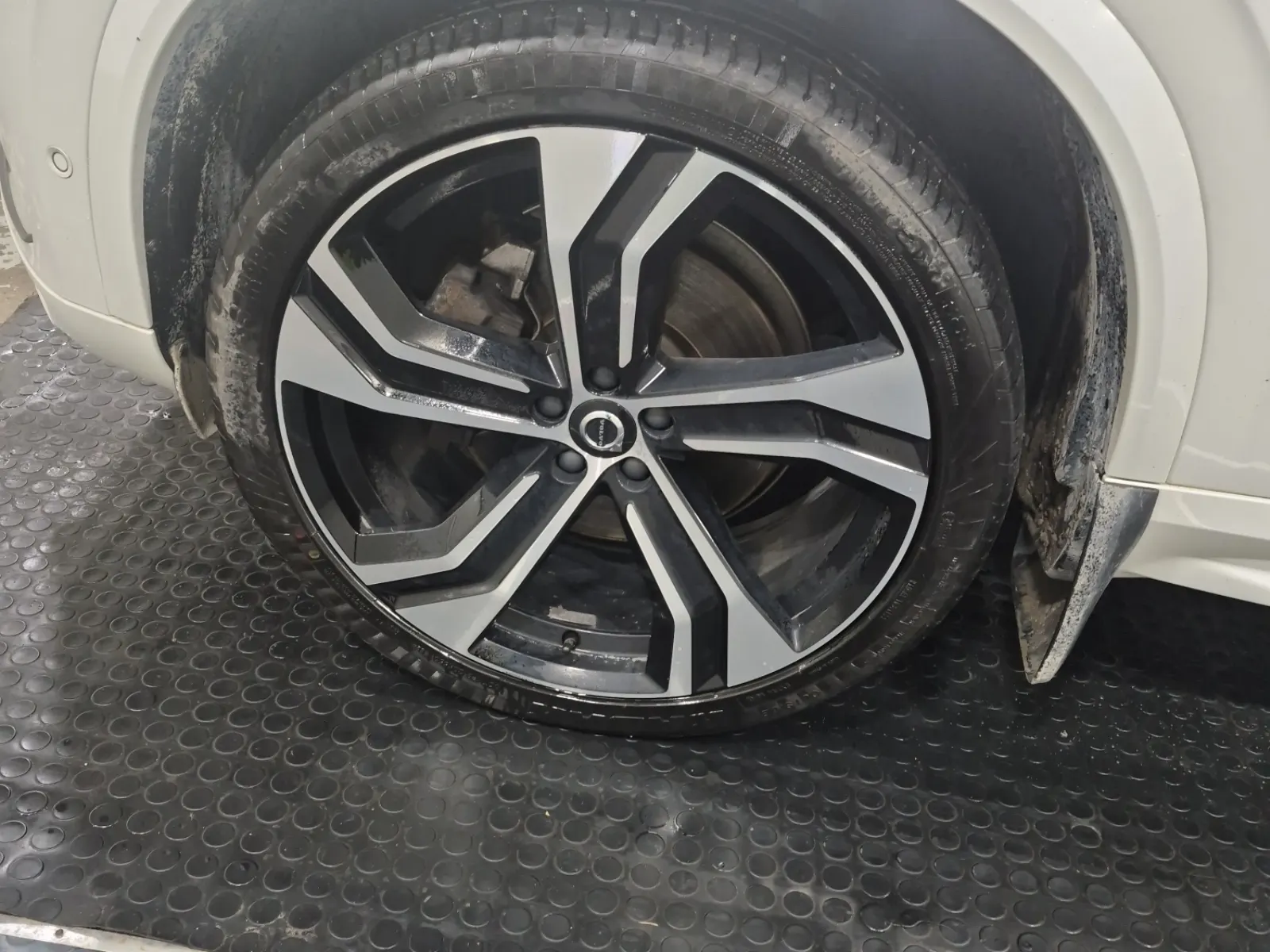 Front driver wheel/tire photo