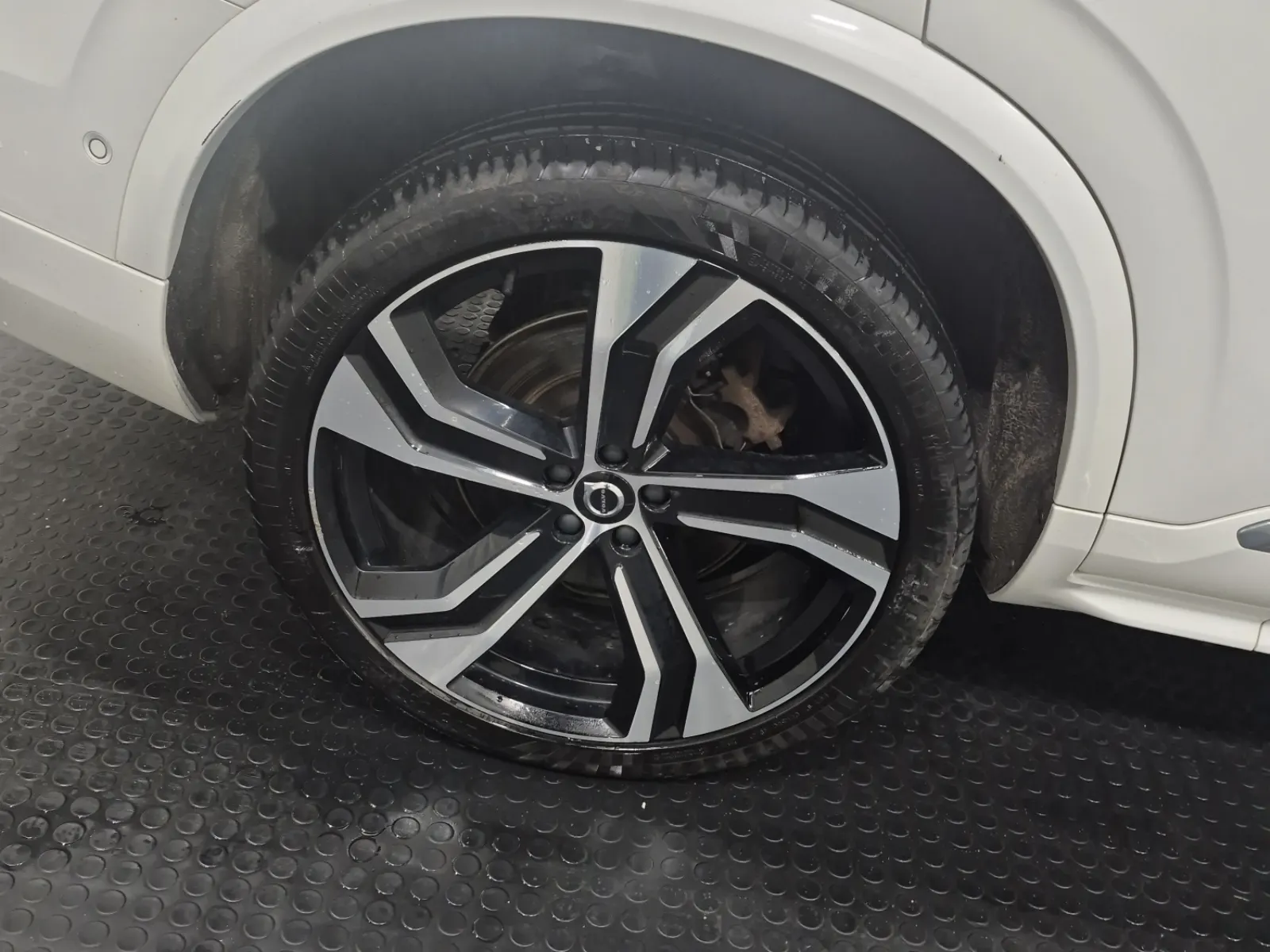 Right Rear Wheel/Tire Photo
