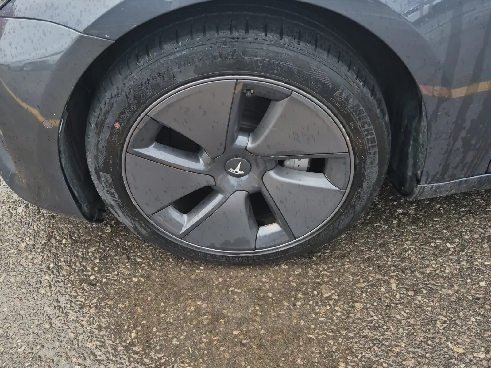 Front driver wheel/tire photo