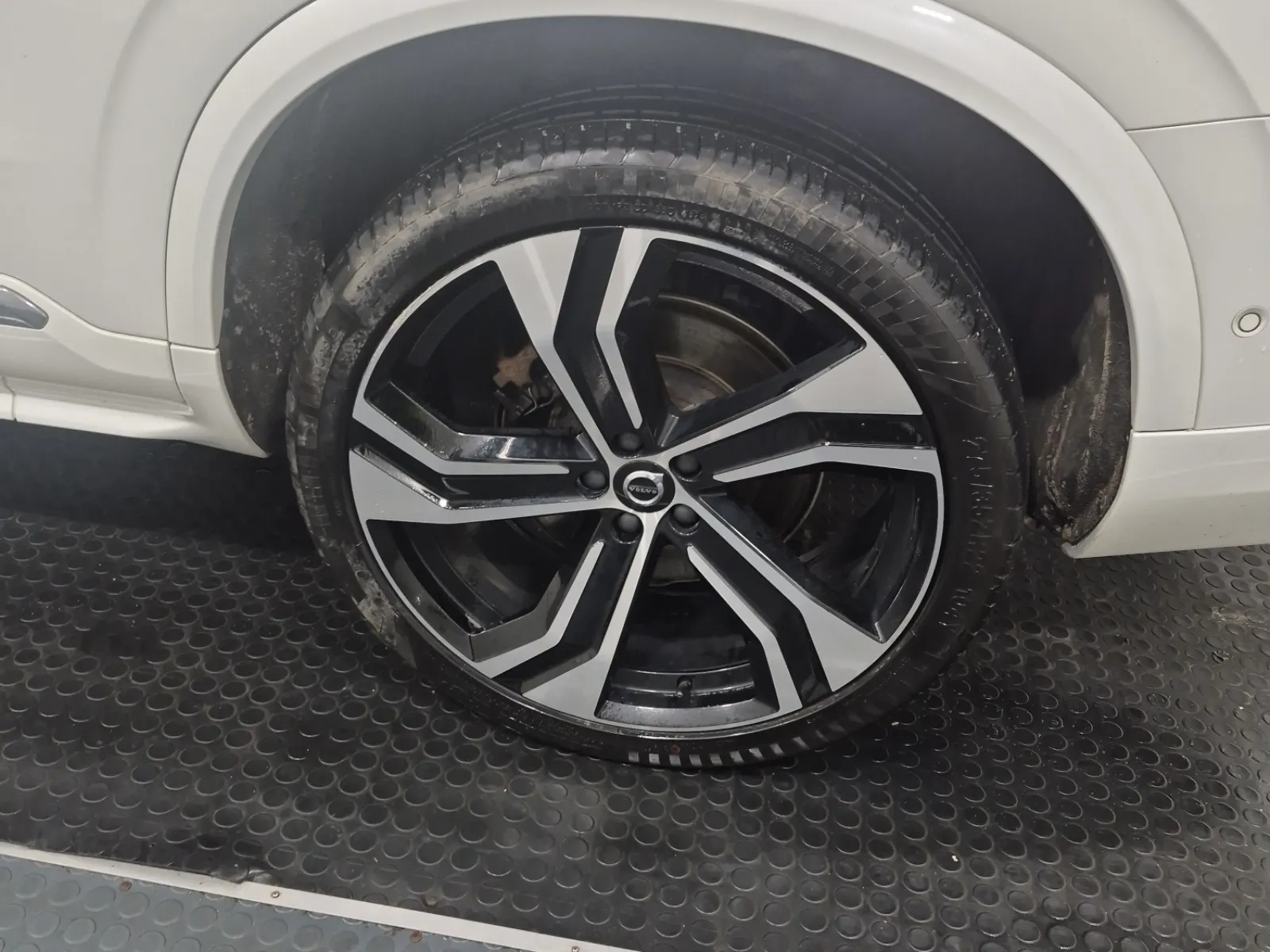 Left Rear Wheel/Tire Photo