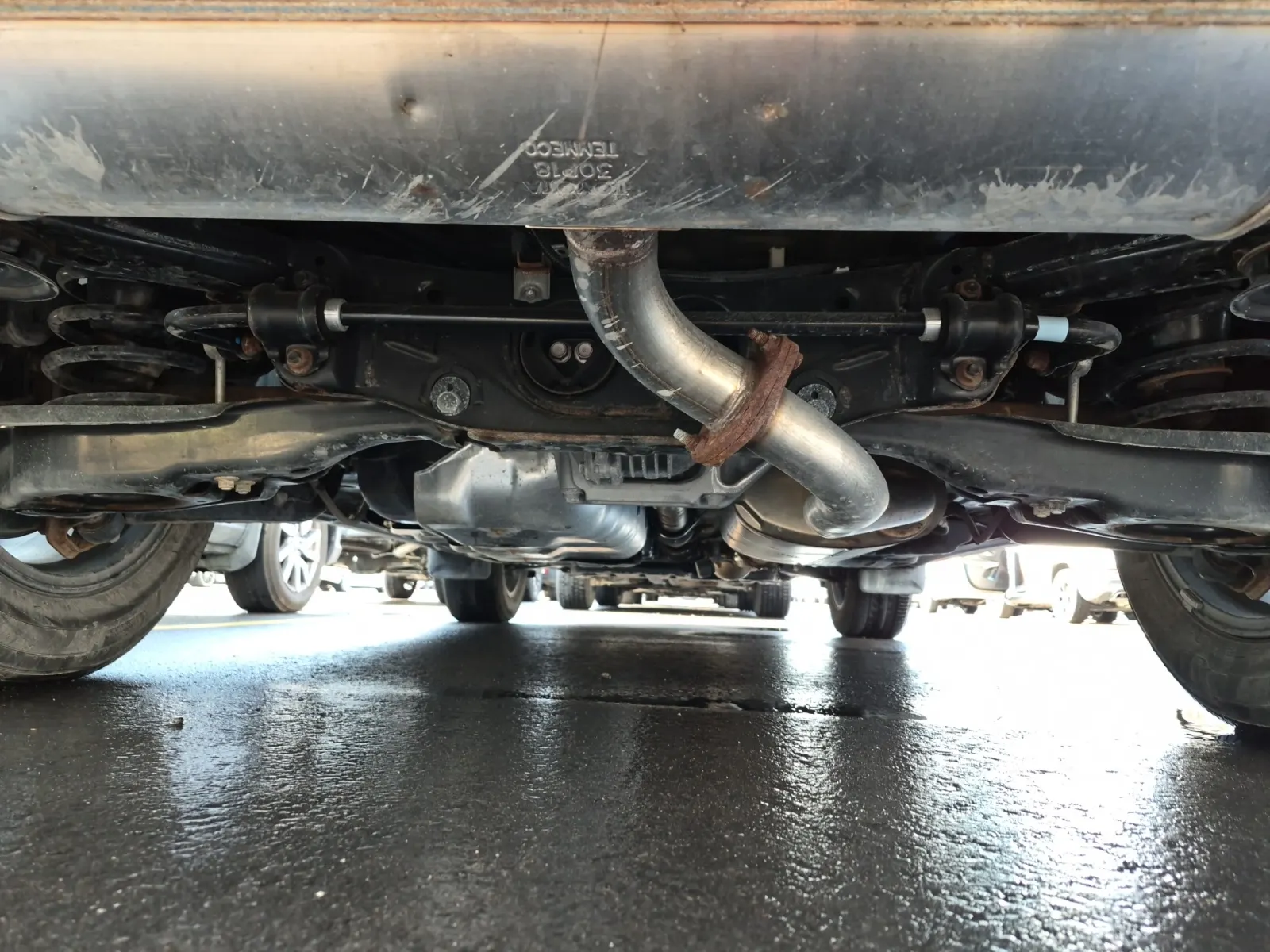 Undercarriage - Rear Photo