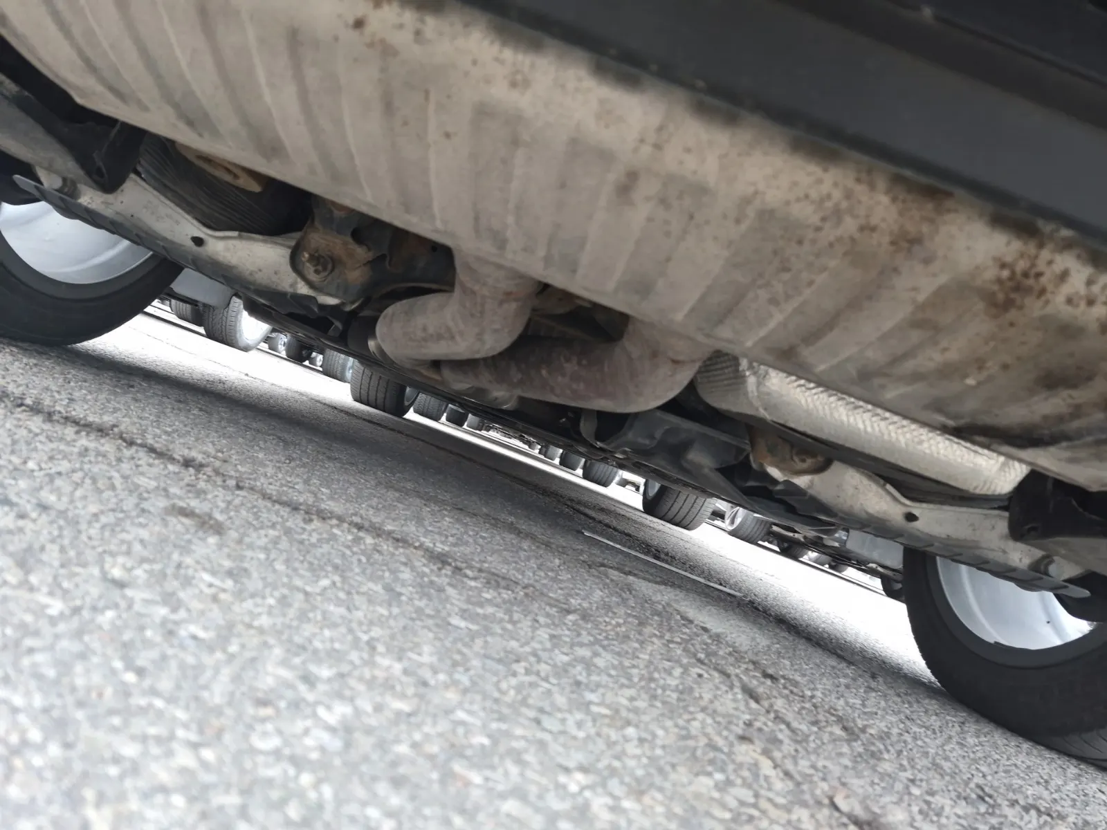 Undercarriage - Rear Photo