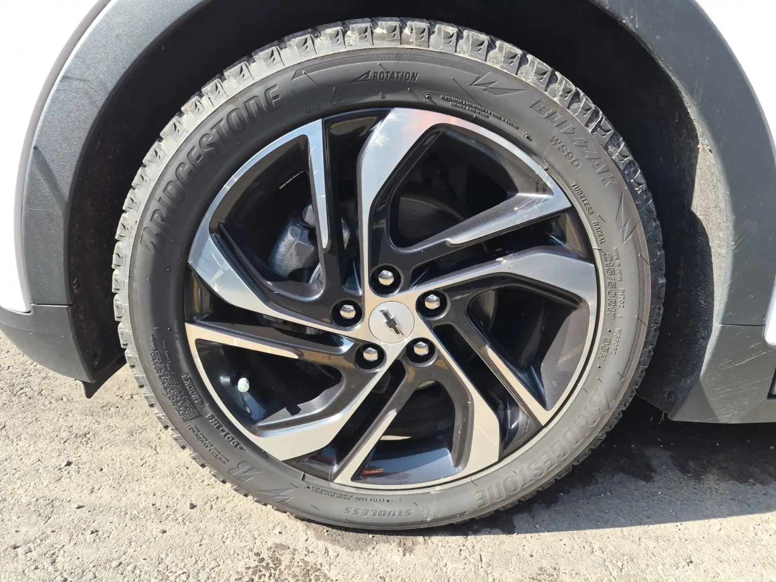 Front driver wheel/tire photo