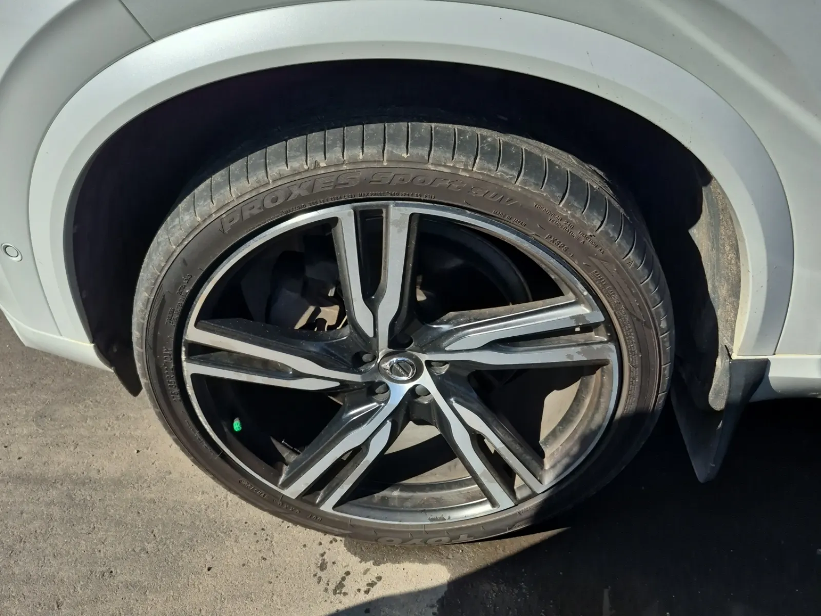 Front driver wheel/tire photo