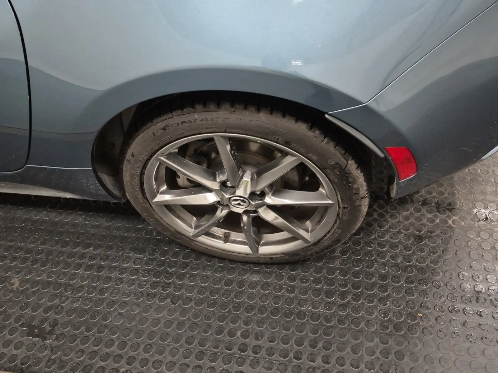 Left Rear Wheel/Tire Photo