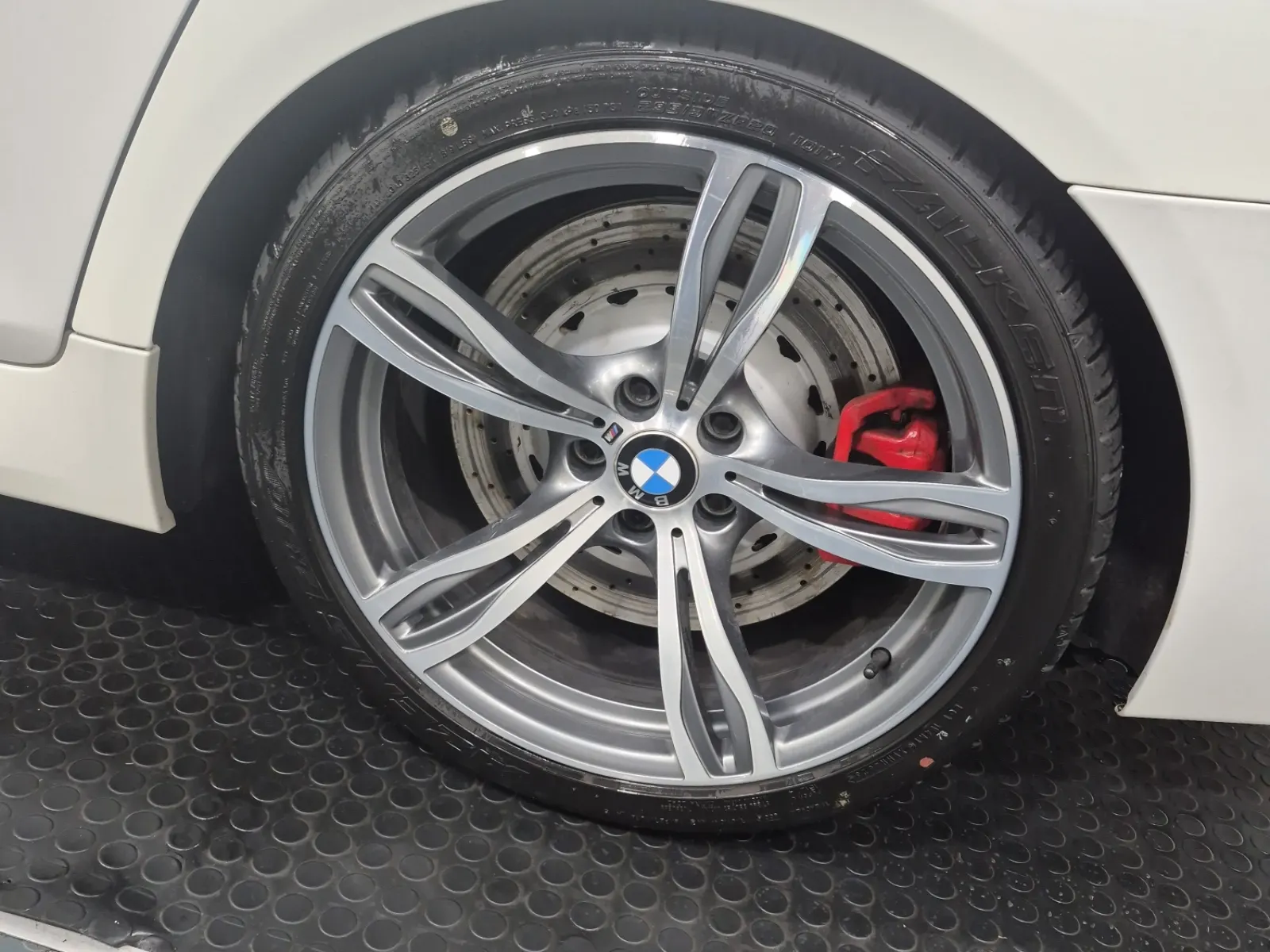 Left Rear Wheel/Tire Photo