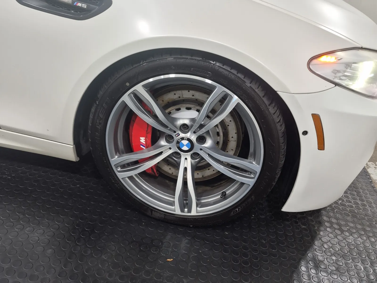 Right Front Wheel/Tire Photo