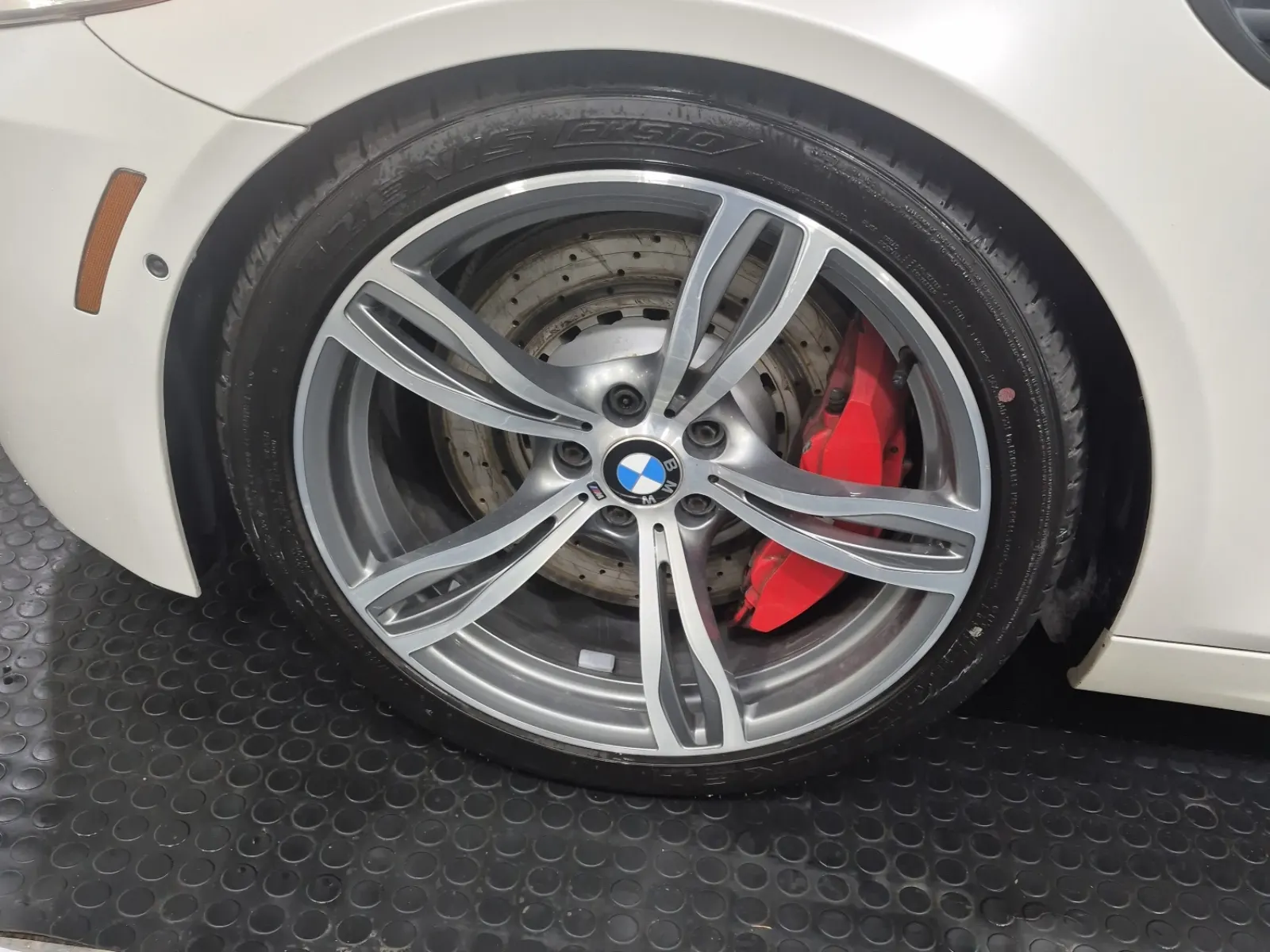 Front driver wheel/tire photo