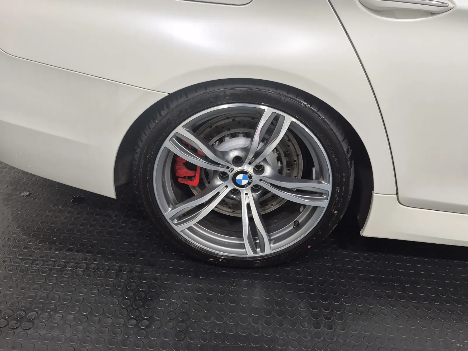 Right Rear Wheel/Tire Photo
