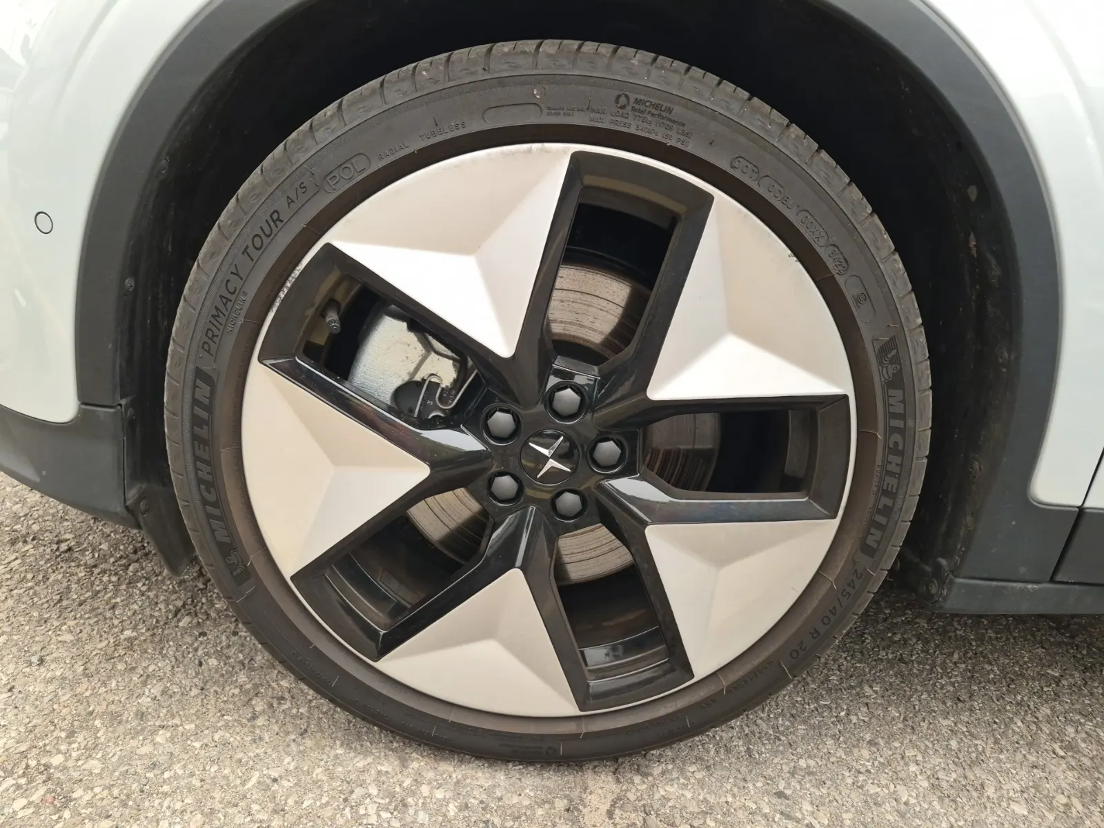 Front driver wheel/tire photo