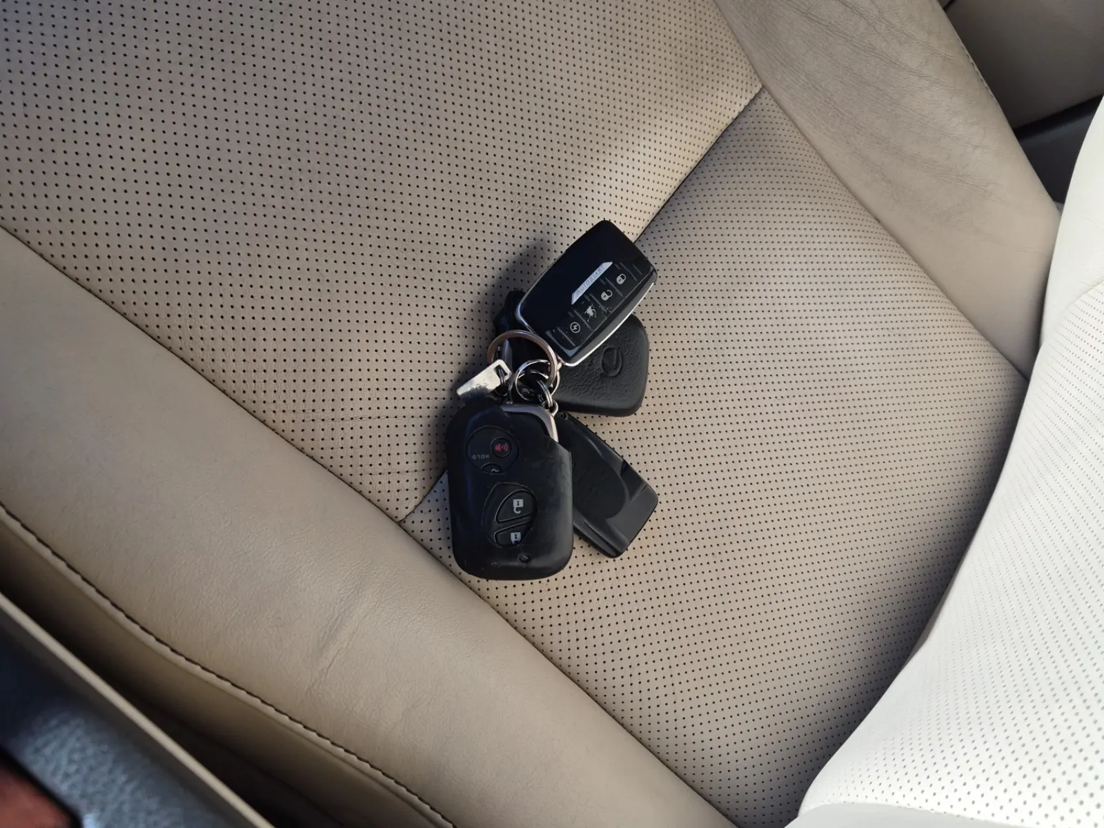 Keys/Fobs/Manual Photo