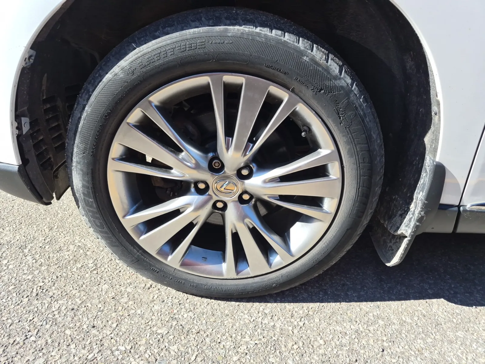 Front driver wheel/tire photo