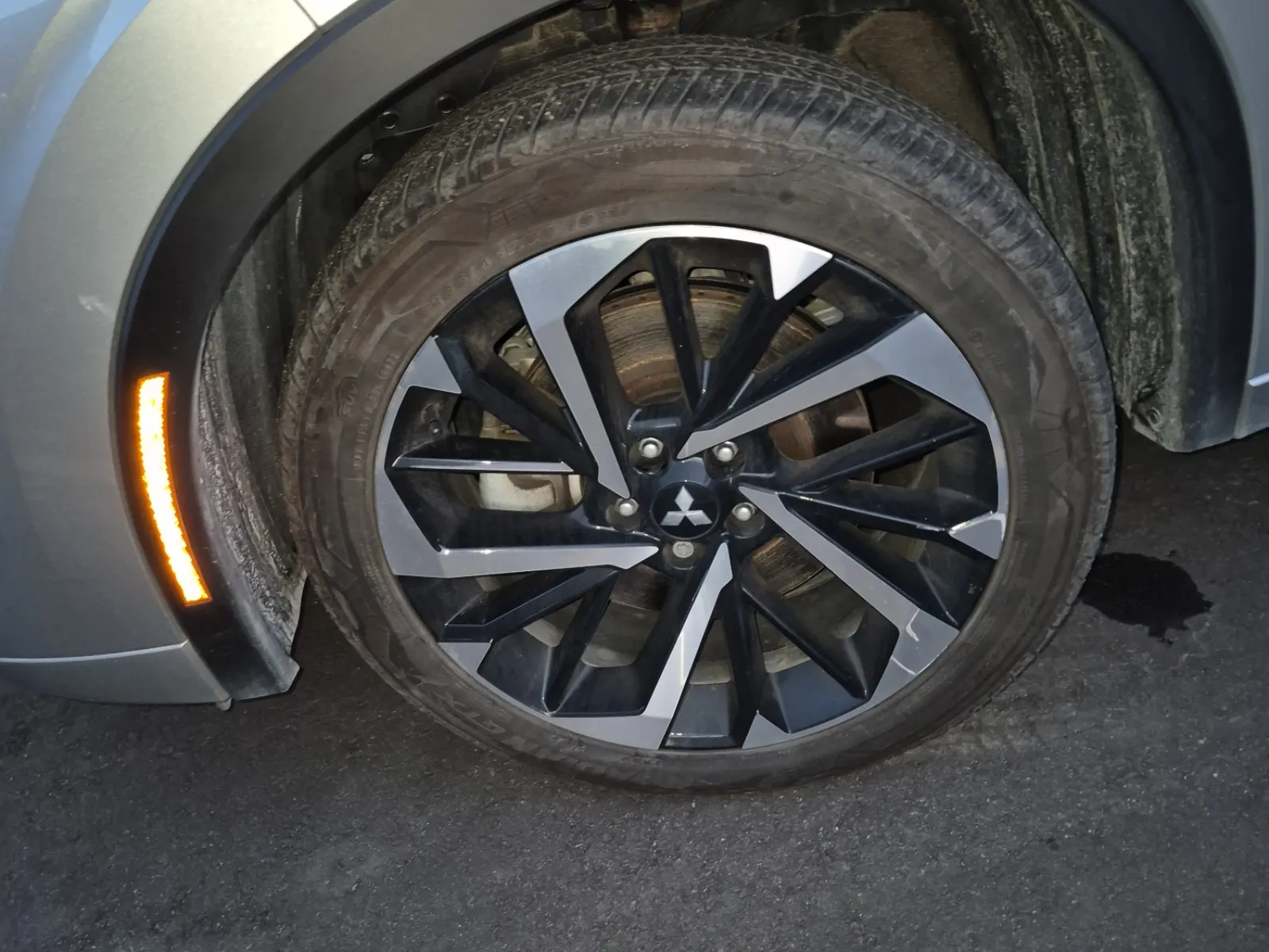 Front driver wheel/tire photo