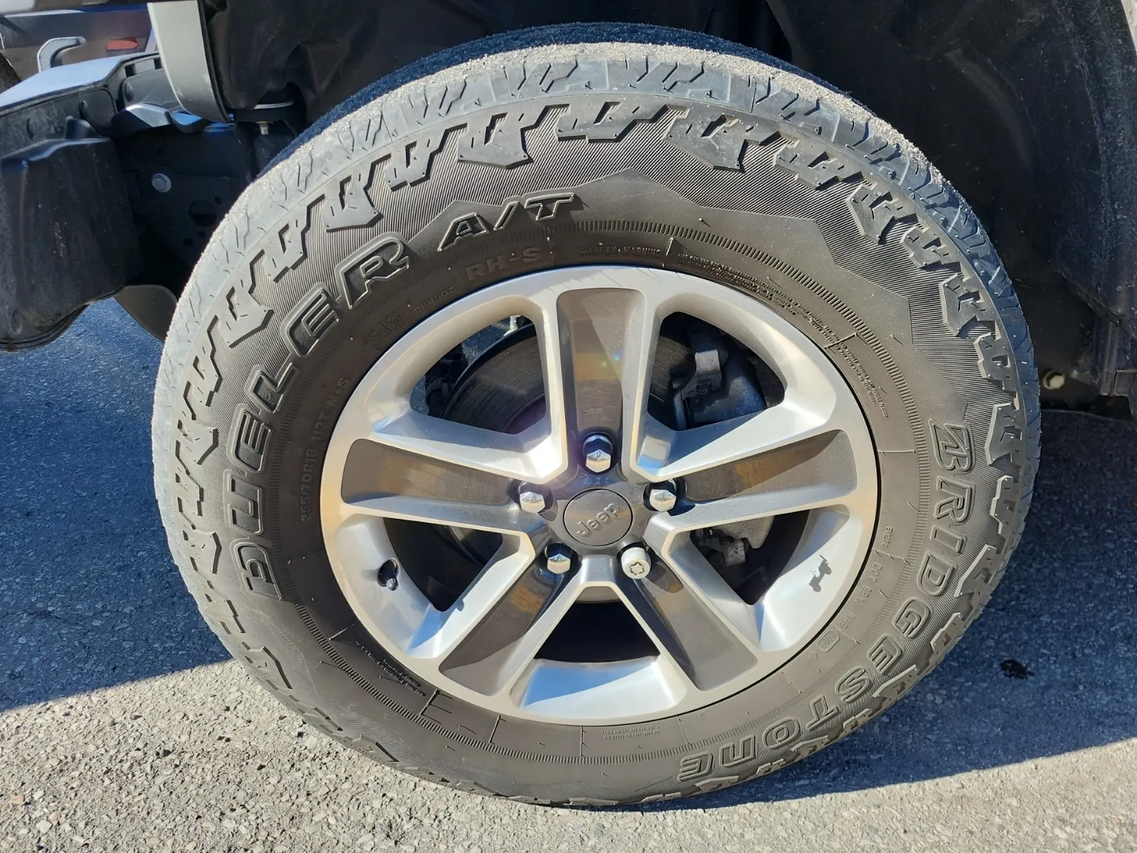 Front driver wheel/tire photo