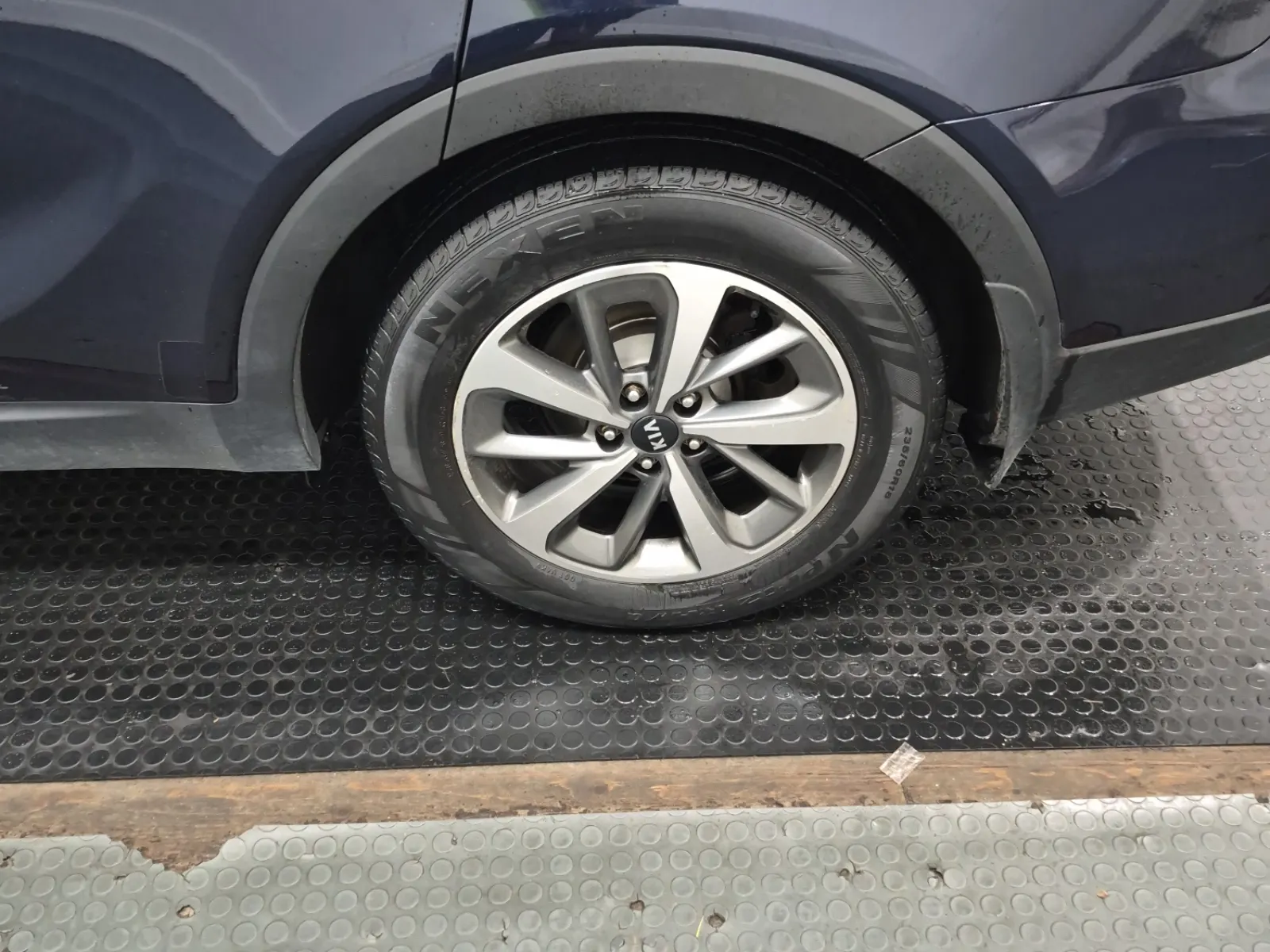 Left Rear Wheel/Tire Photo