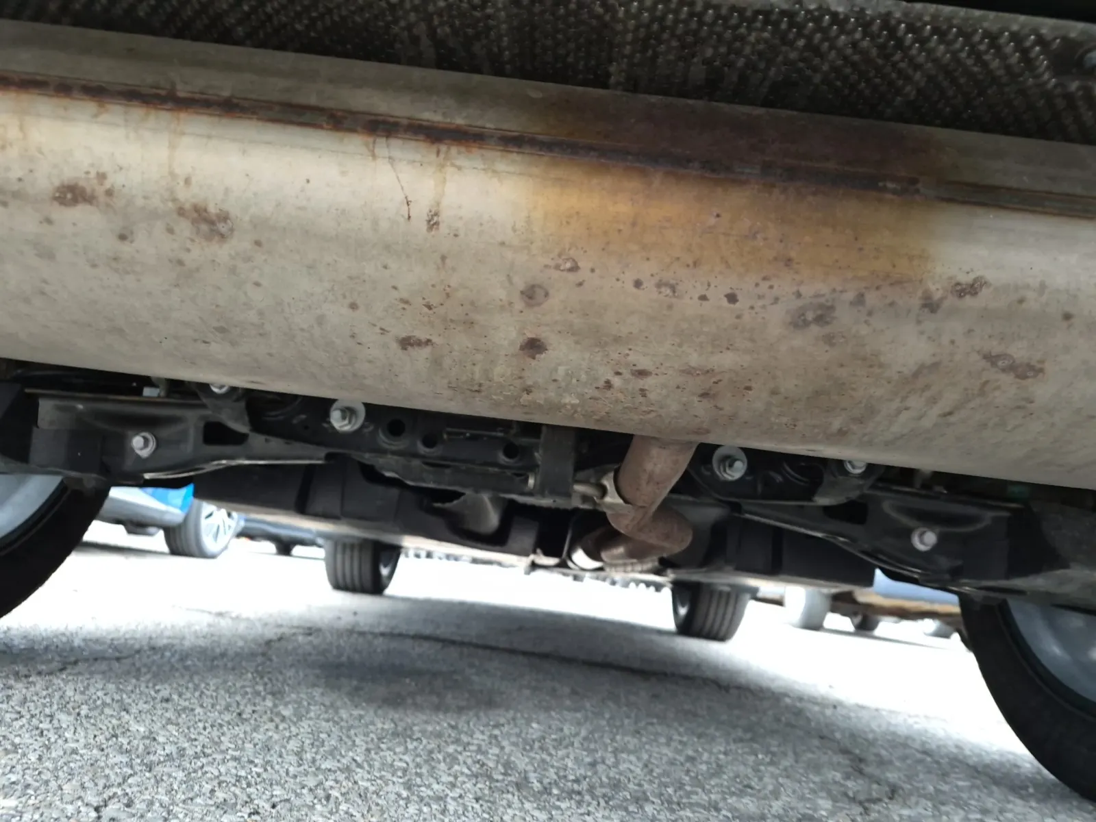 Undercarriage - Rear Photo