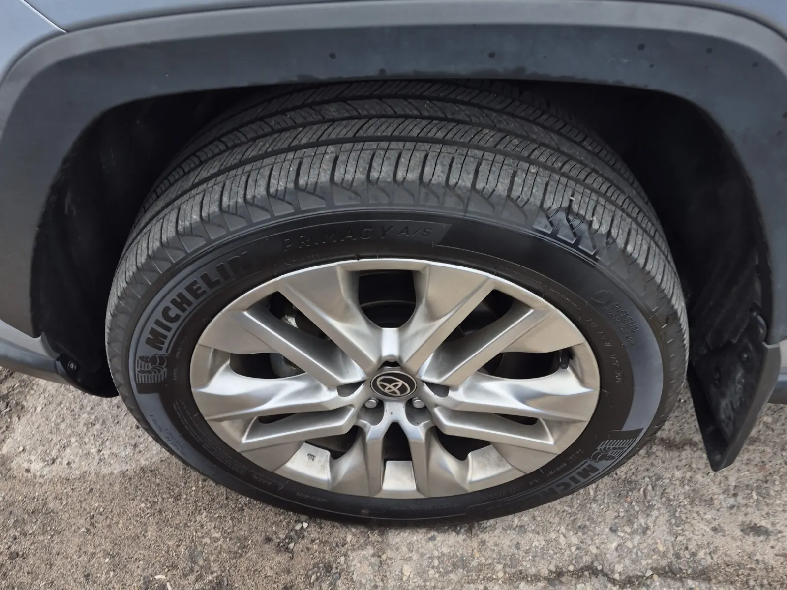 Front driver wheel/tire photo