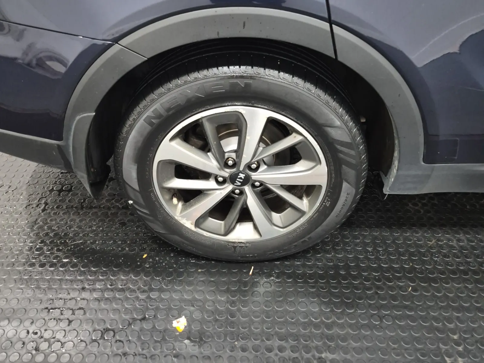 Right Rear Wheel/Tire Photo