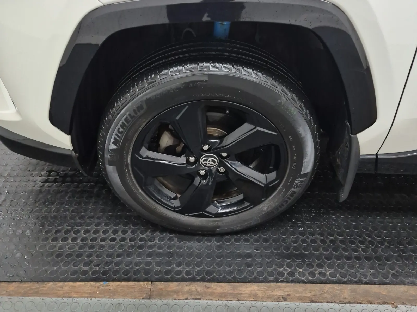 Front driver wheel/tire photo