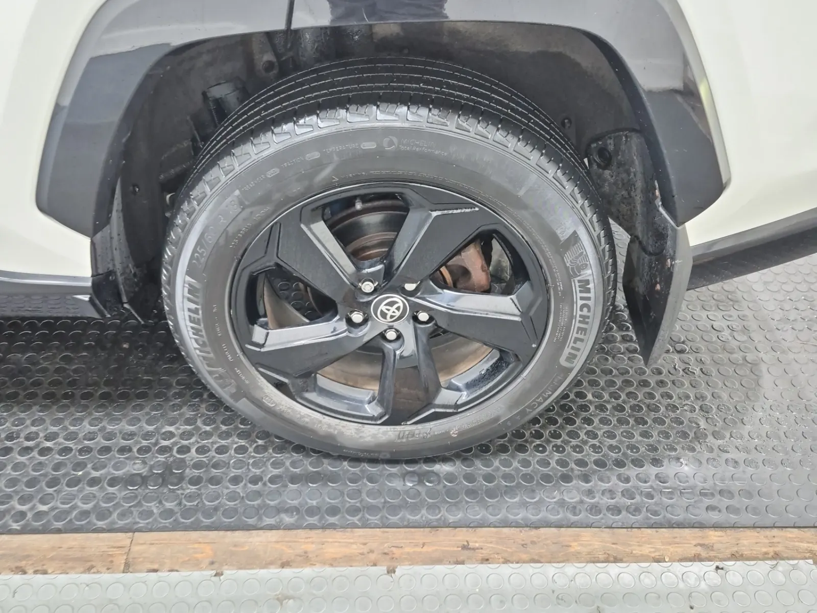 Left Rear Wheel/Tire Photo