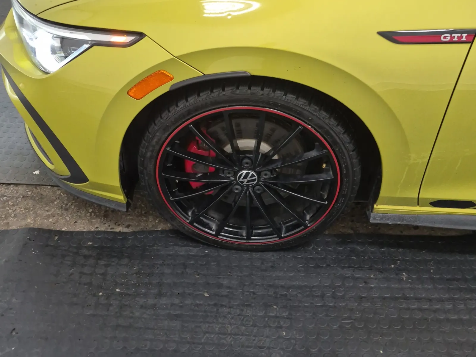 Front driver wheel/tire photo