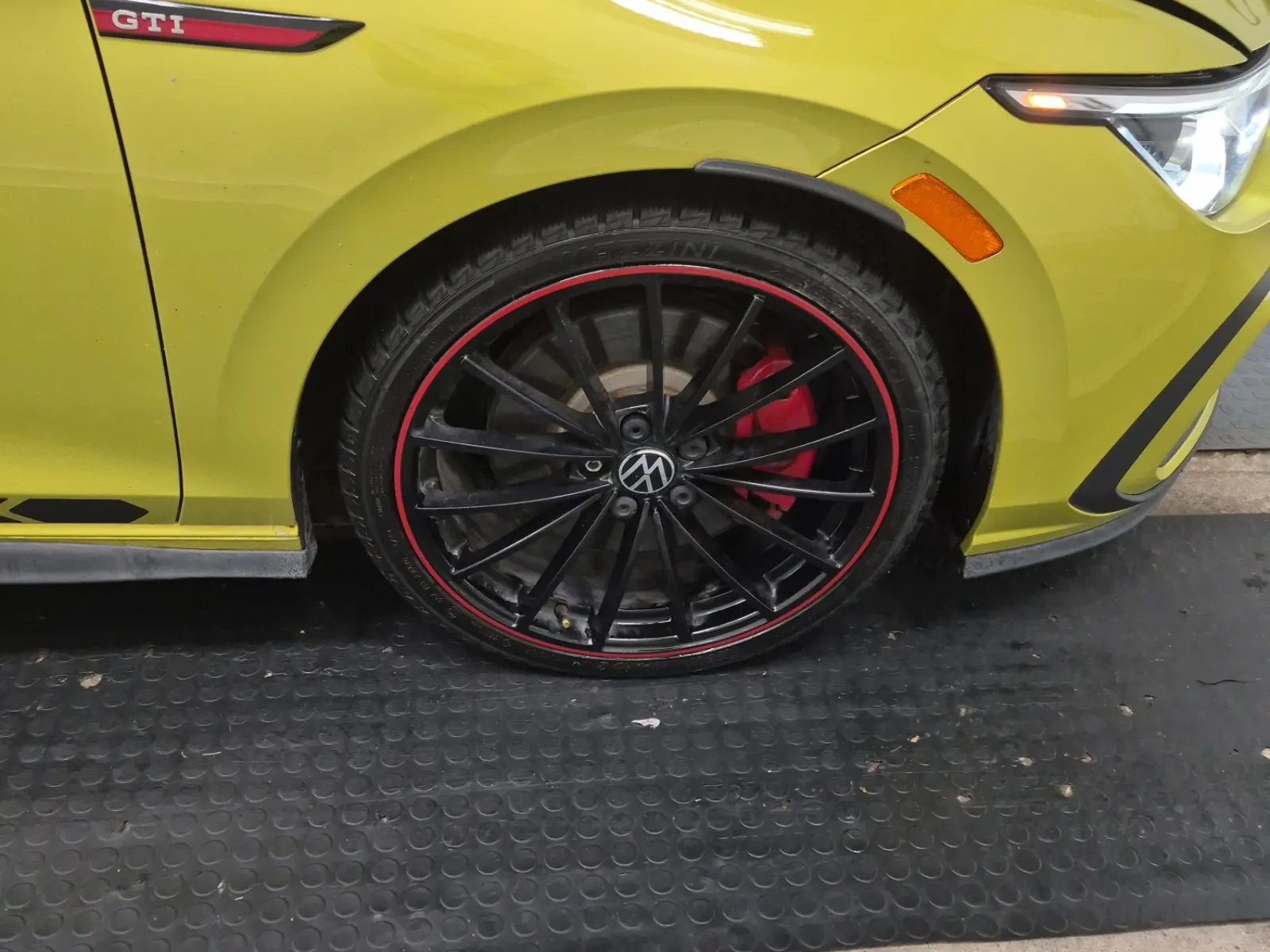 Right Front Wheel/Tire Photo