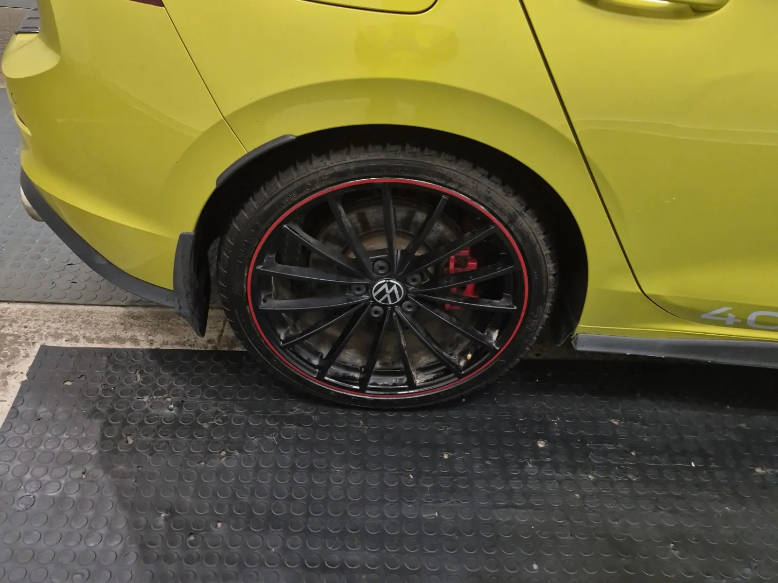 Right Rear Wheel/Tire Photo