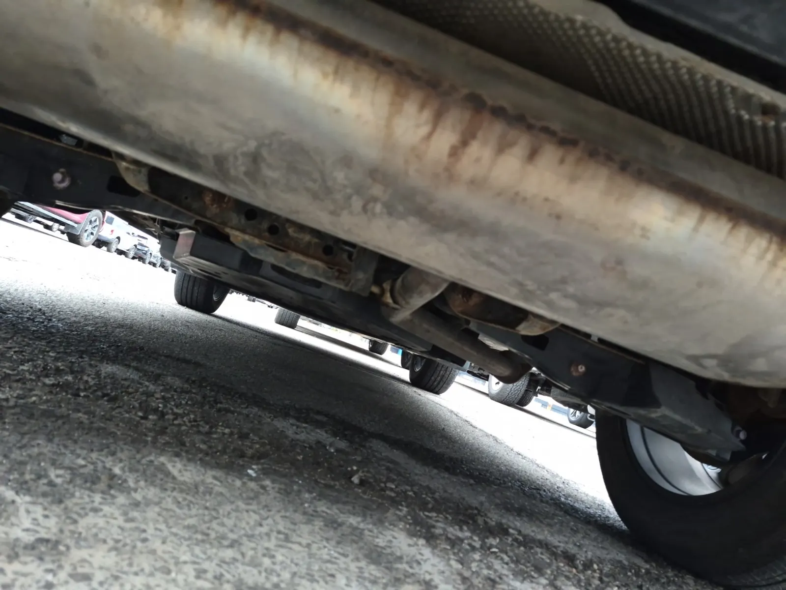 Undercarriage - Rear Photo